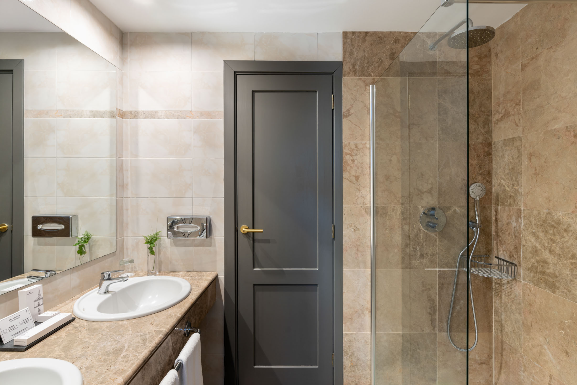 Baño de habitación junior suite del Parador de La Palma