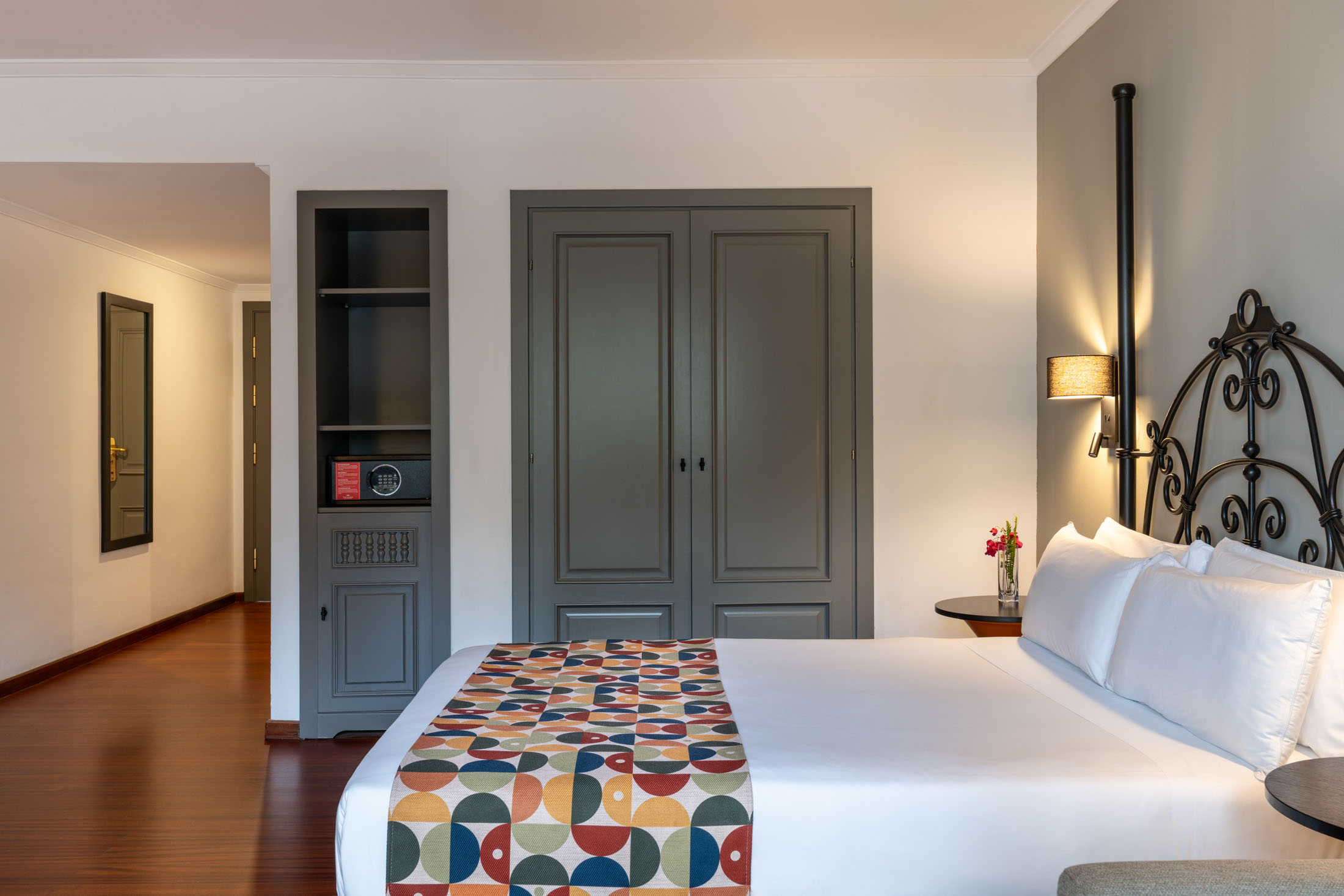 Cama de matrimonio en habitación doble estándar con vistas del Parador de La Palma