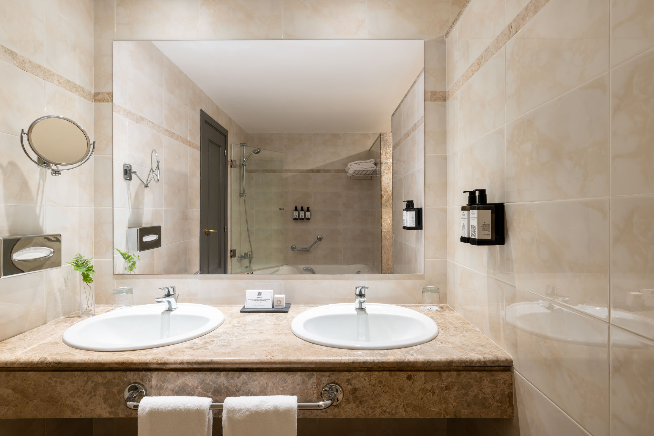 Baño y pasillo de habitación estándar del Parador de La Palma