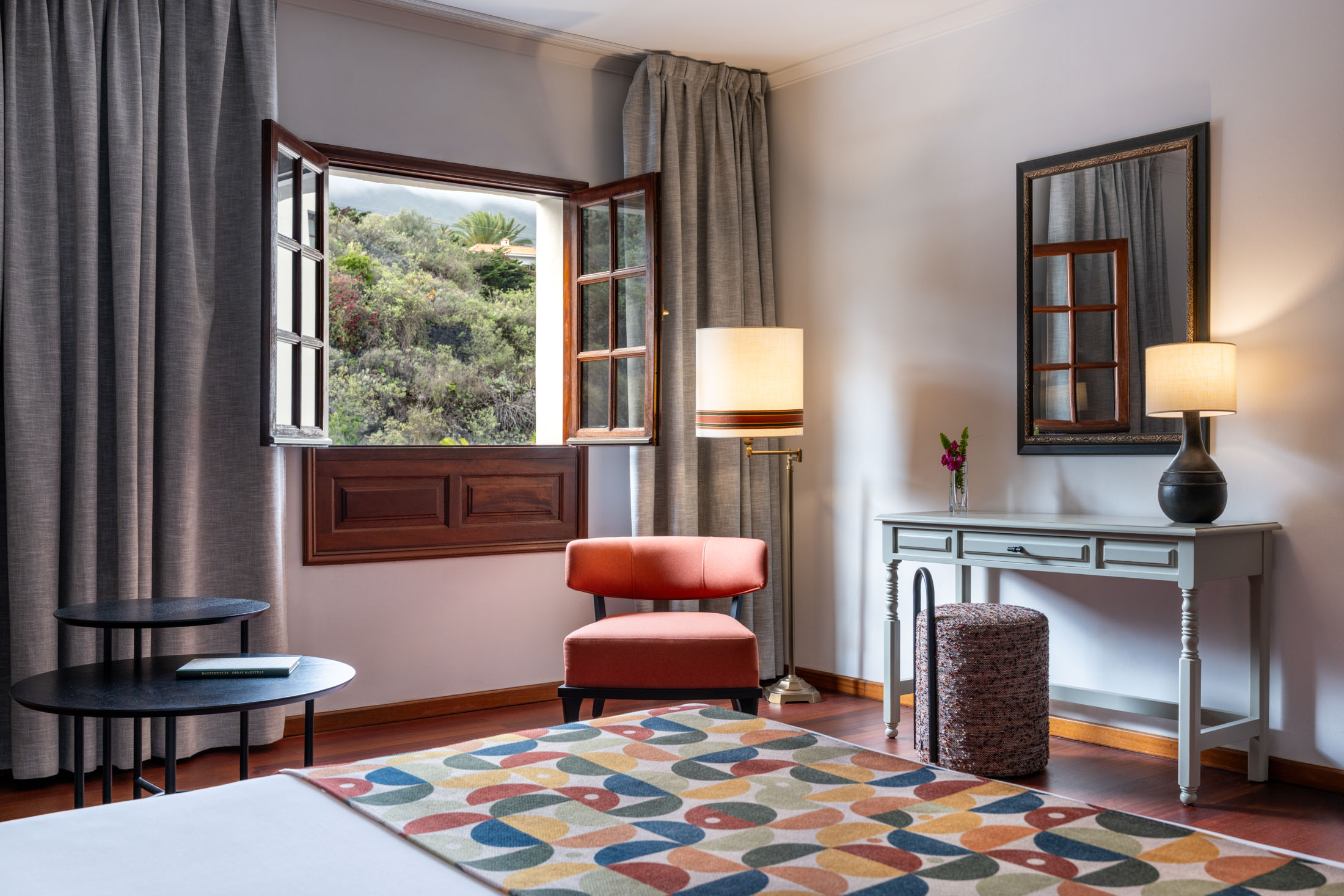 Zona de descanso de habitación doble estándar del Parador de La Palma