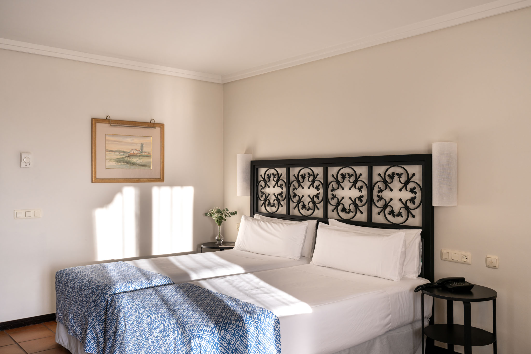 Habitación estándar con dos camas y cama supletoria del Parador de Málaga Gibralfaro