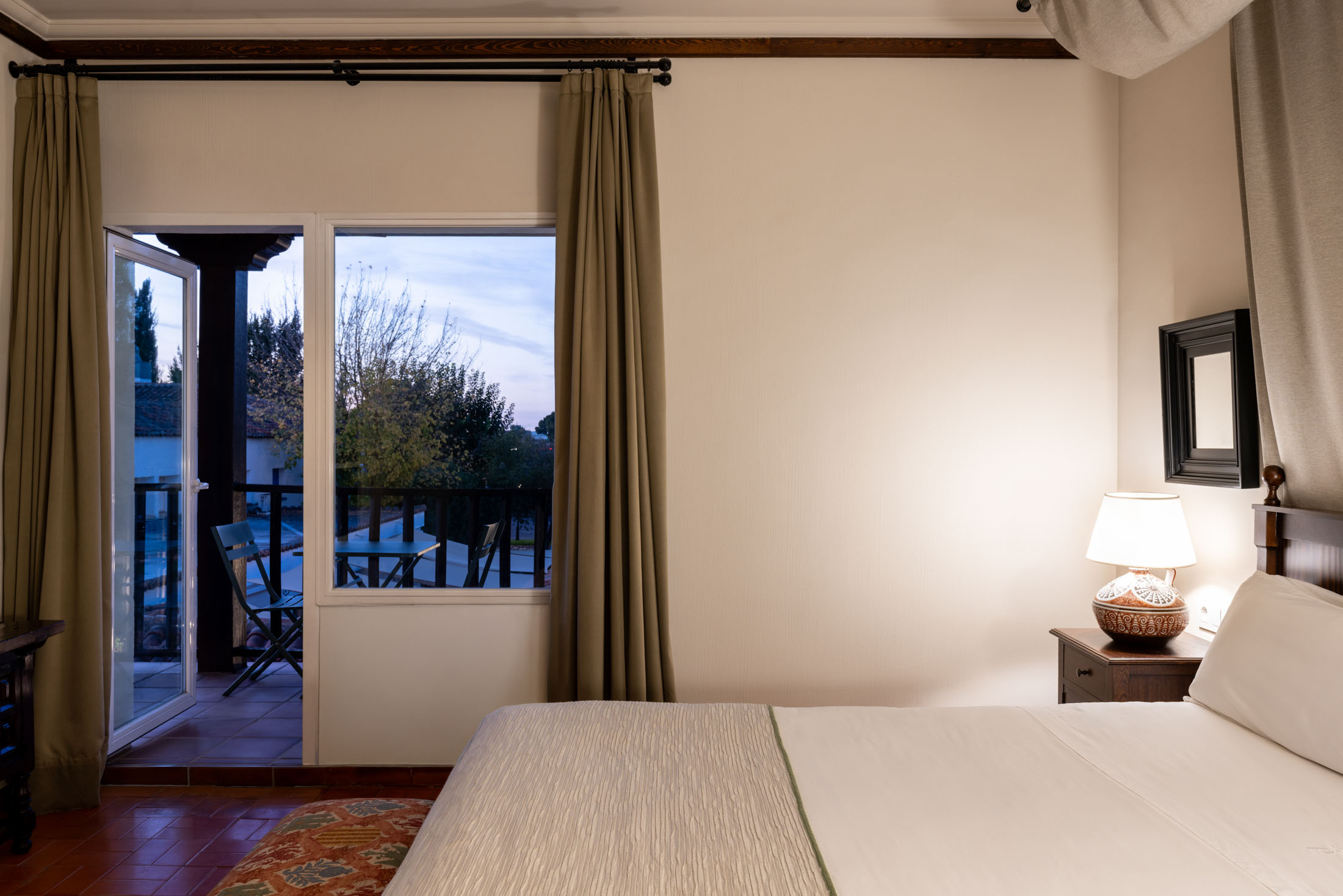 Vista seminocturna desde Junior suite del Parador de Manzanares