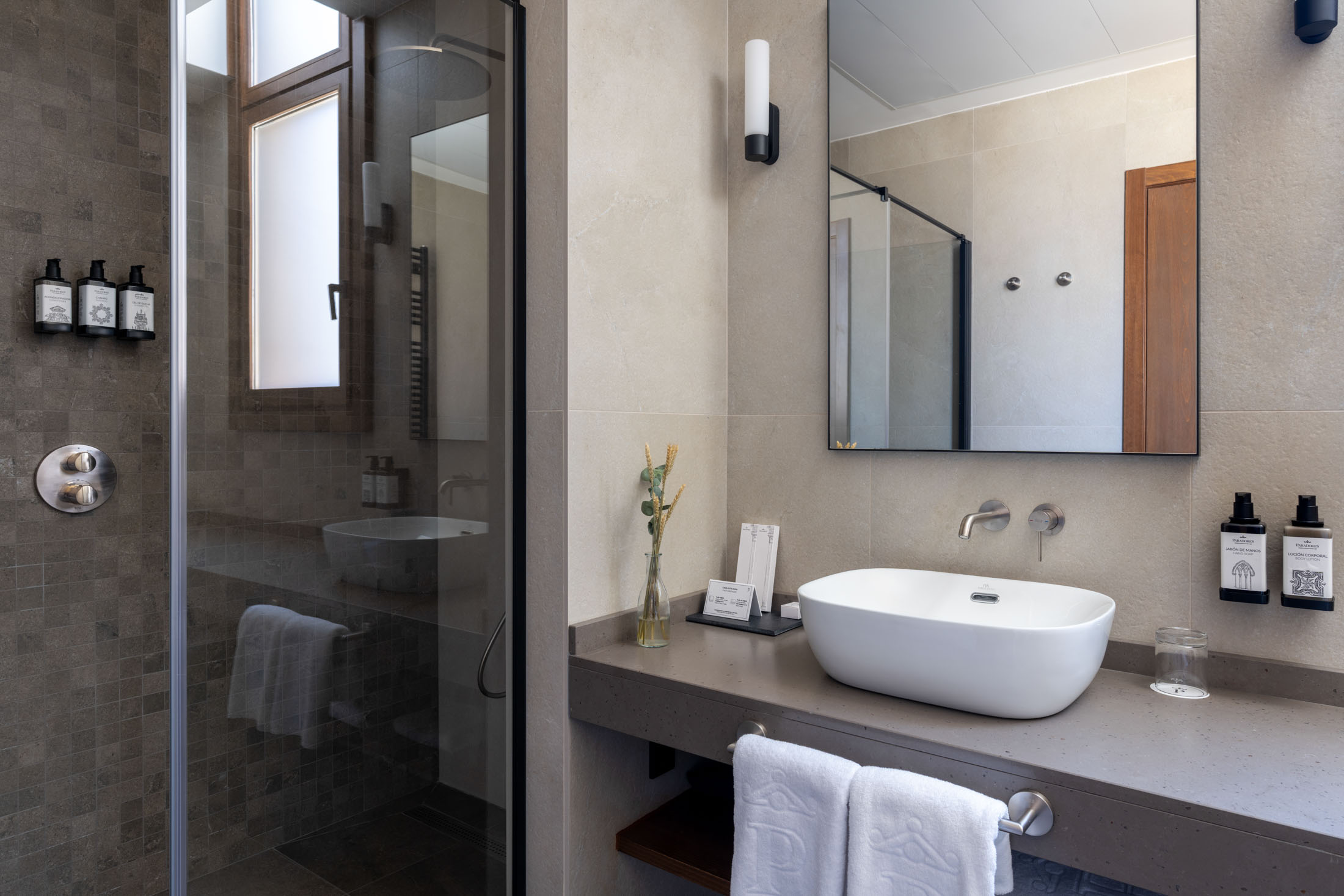 Baño de habitación superior del Parador de Olite-Erriberri