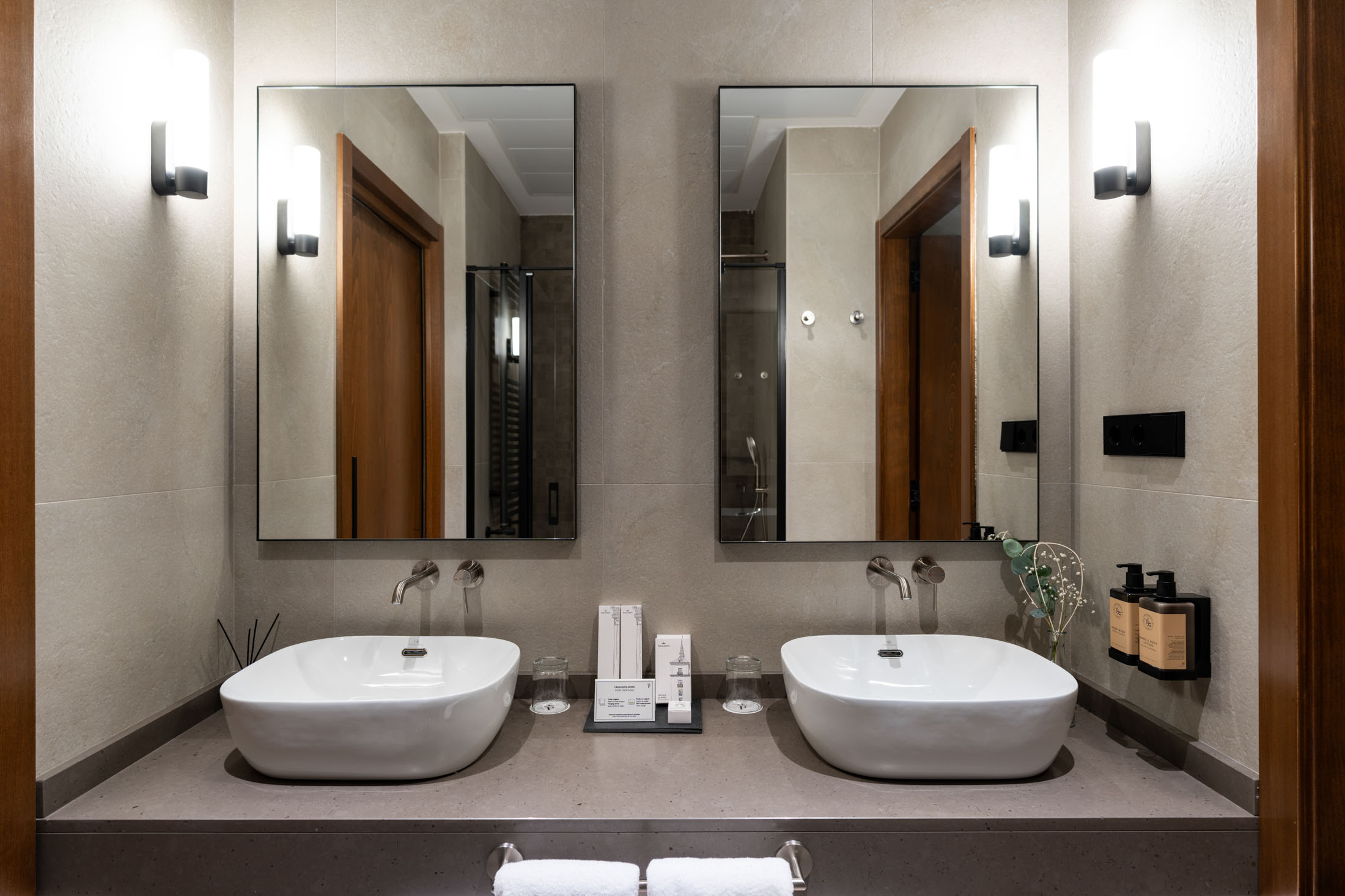 Detalle de baño de habitación superior del Parador de Olite-Erriberri