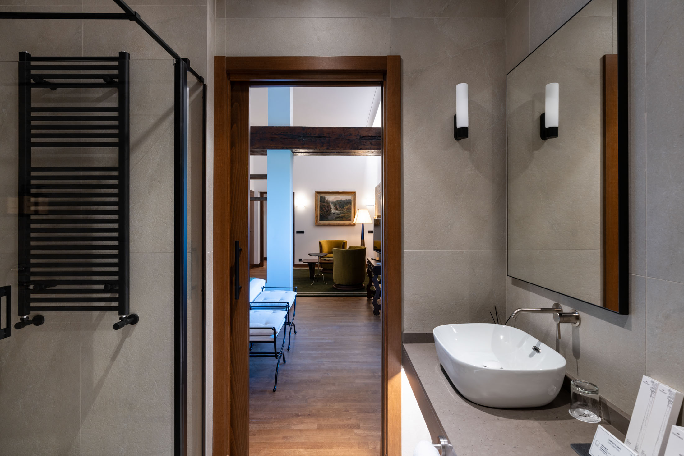 Vista general de habitación superior y baño del Parador de Olite-Erriberri