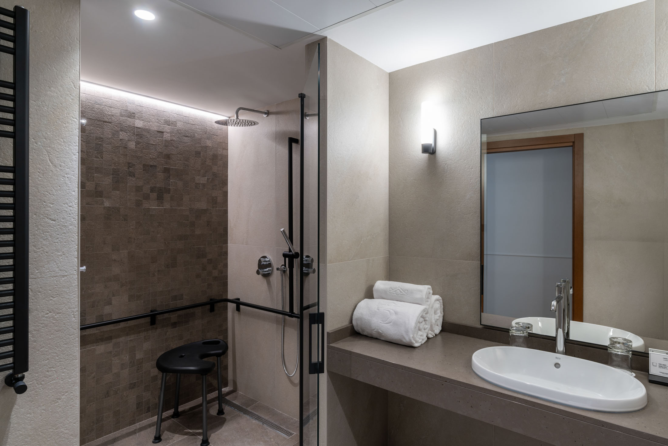 Detalle de baño de habitación accesible del Parador de Olite-Erriberri