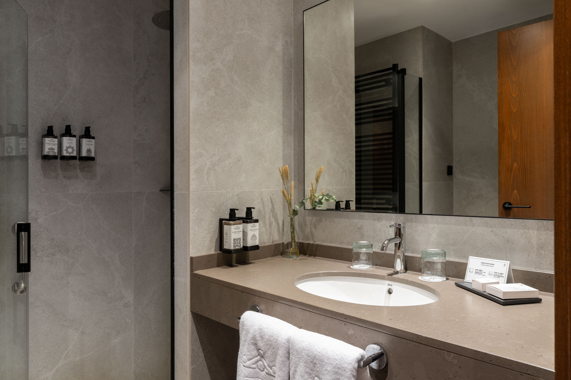 Baño de habitación doble estándar del Parador de Olite-Erriberri