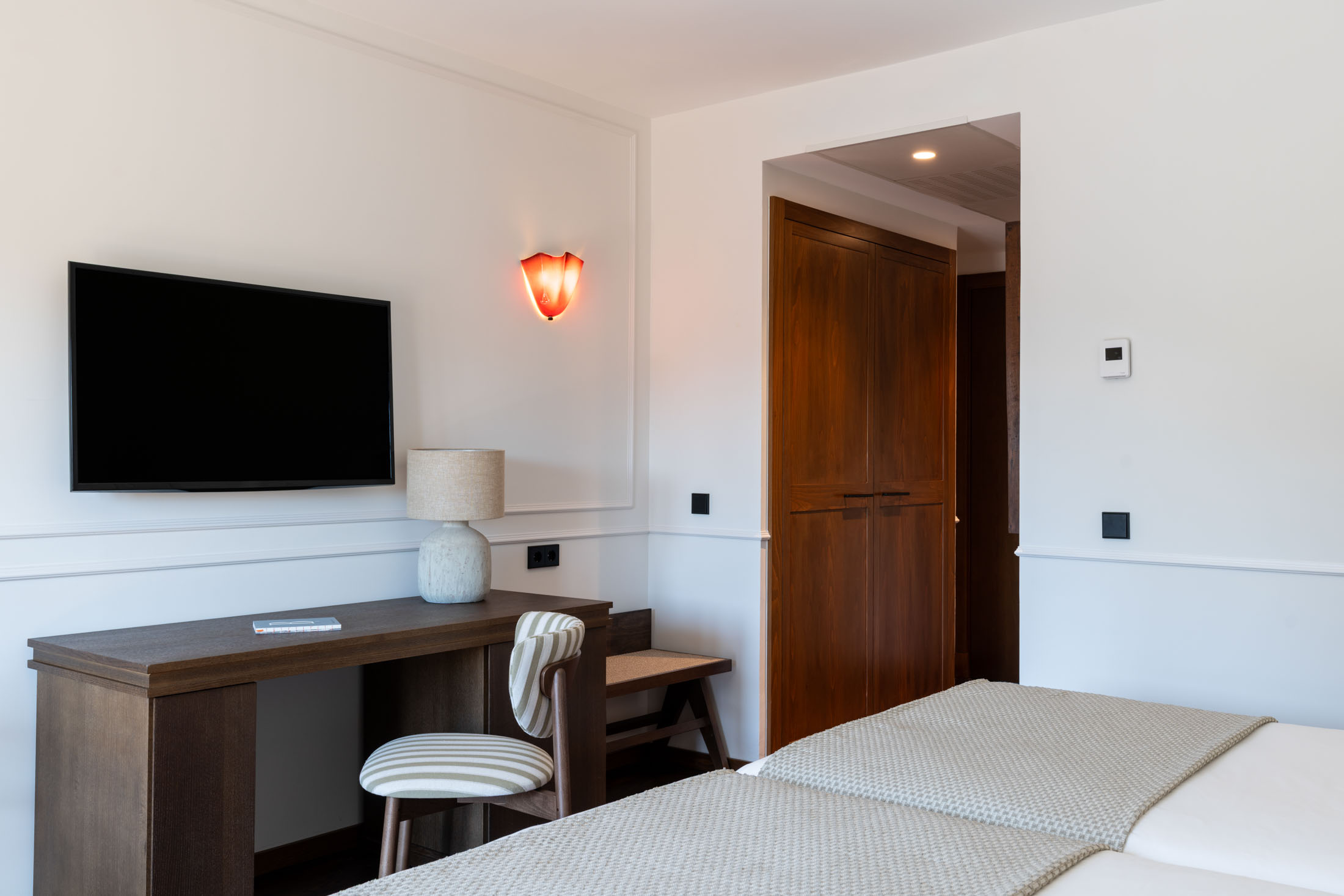 Detalle de escritorio y televisor de habitación estándar del Parador de Olite-Erriberri