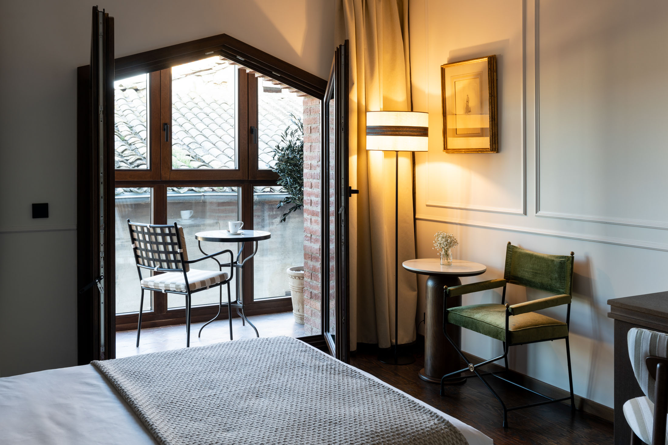 Zona de escritorio y sillones de habitación estándar del Parador de Olite-Erriberri