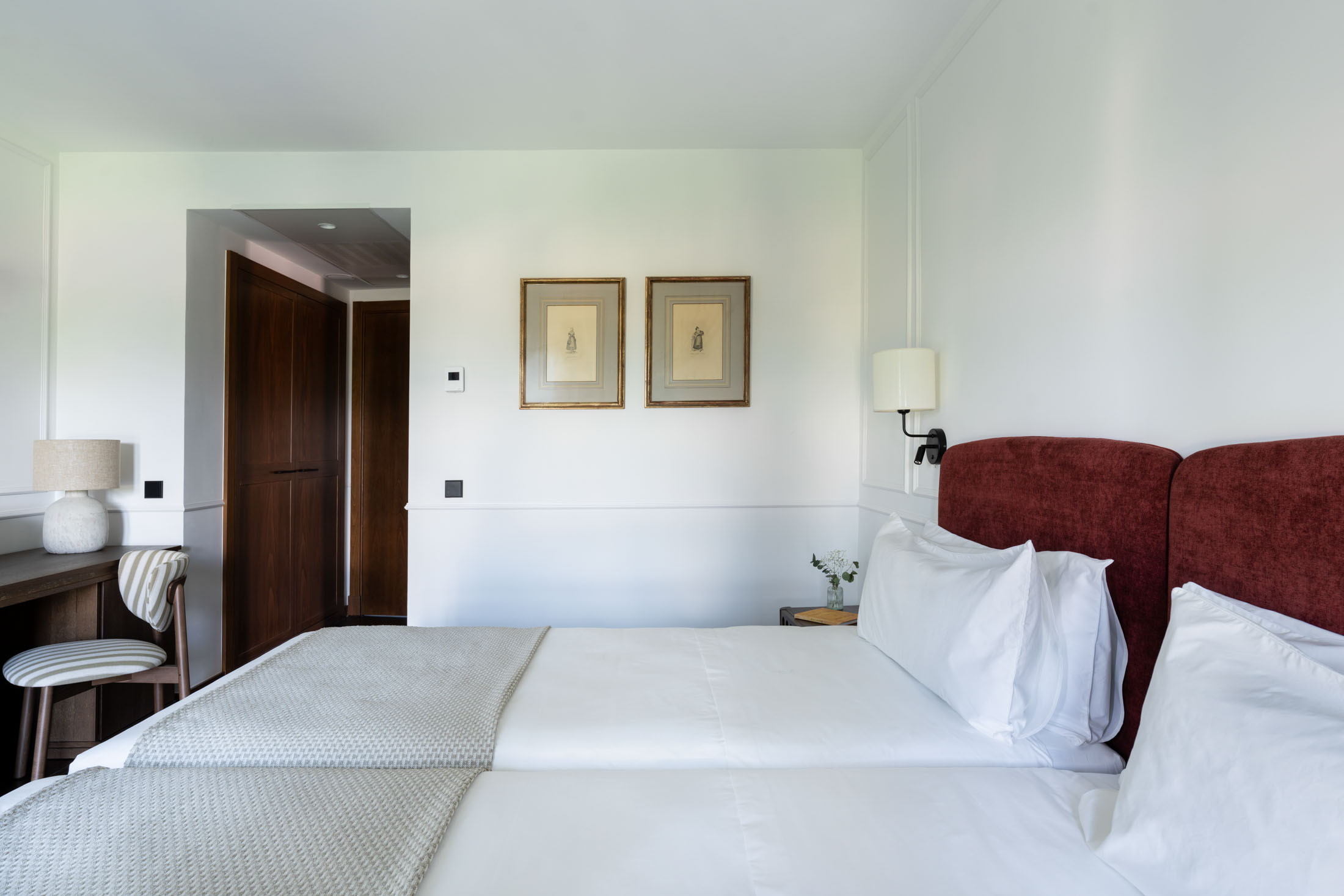 Vista parcial de habitación estándar del Parador de Olite-Erriberri