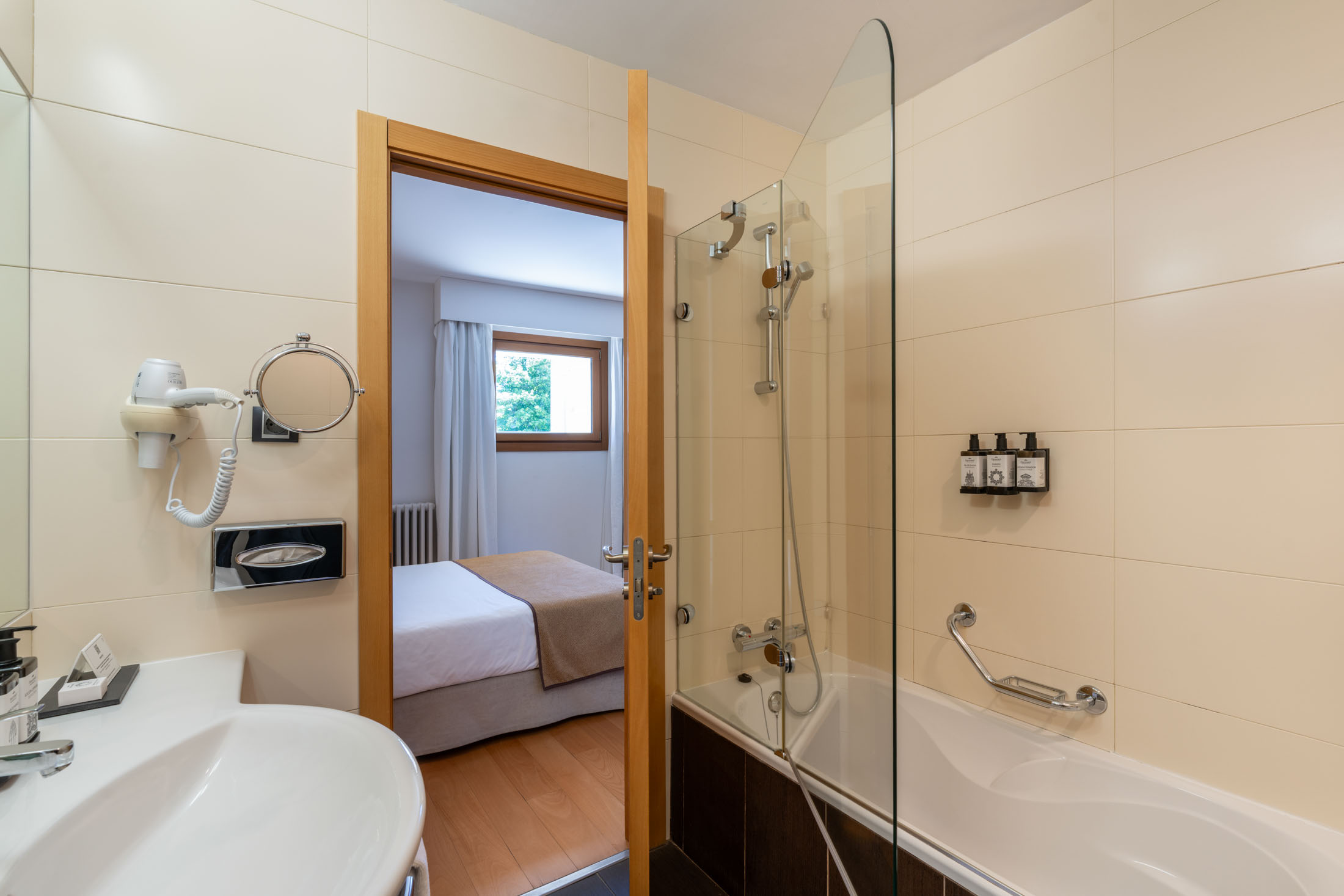 Baño de habitación doble estándar en el Parador de Puebla de Sanabria