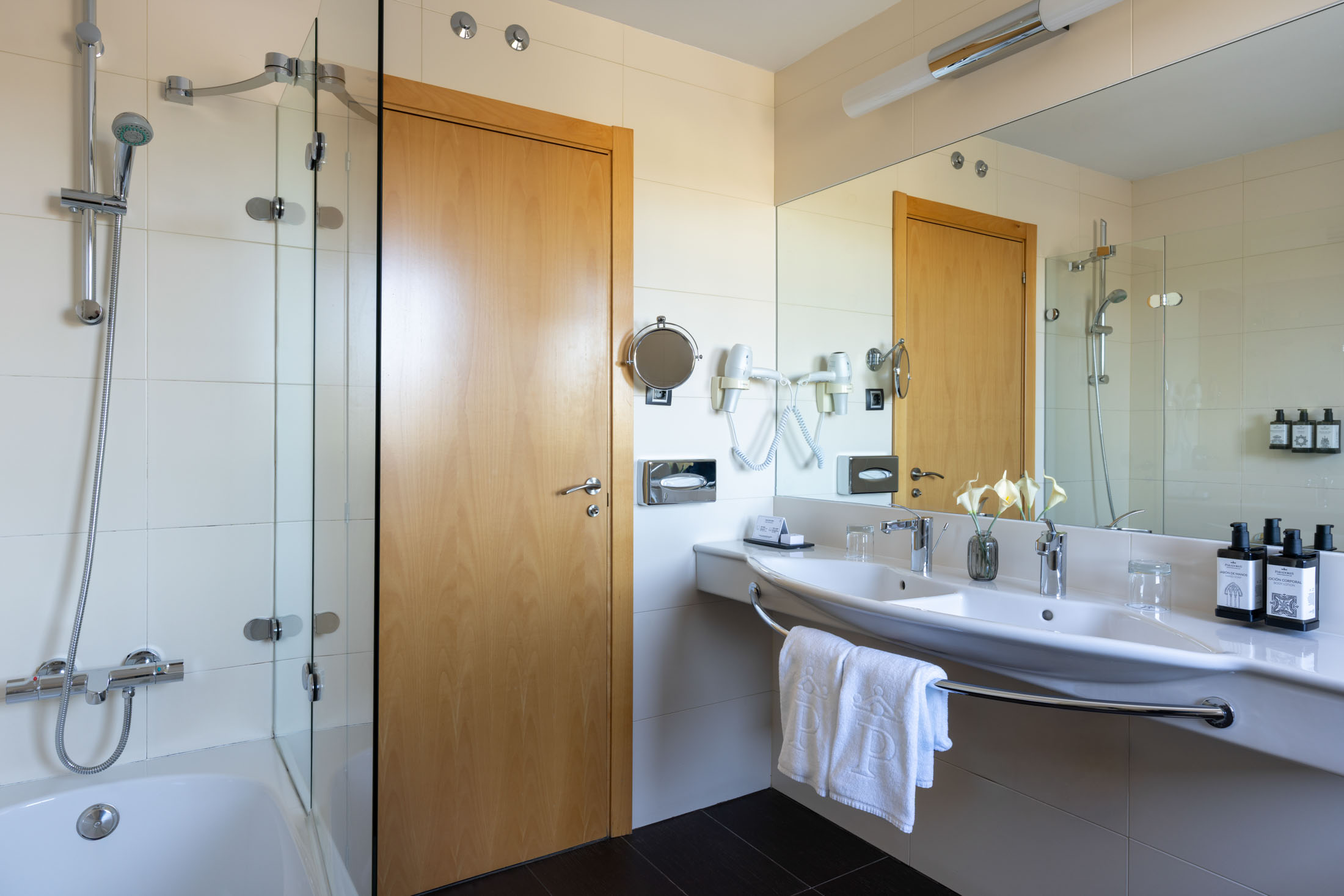 Baño de habitación estándar en el Parador de Puebla de Sanabria
