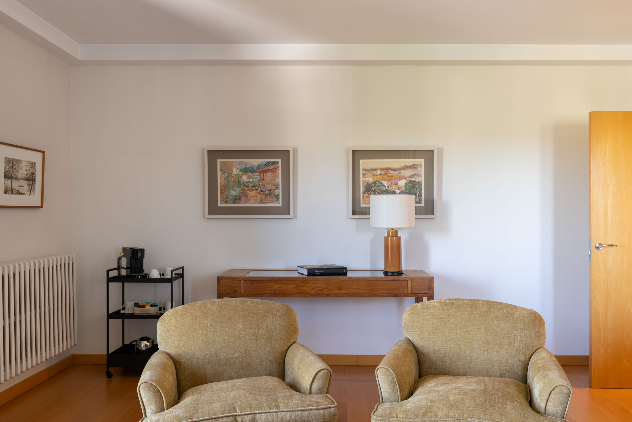 Salón de habitación junior suite en el Parador de Puebla de Sanabria