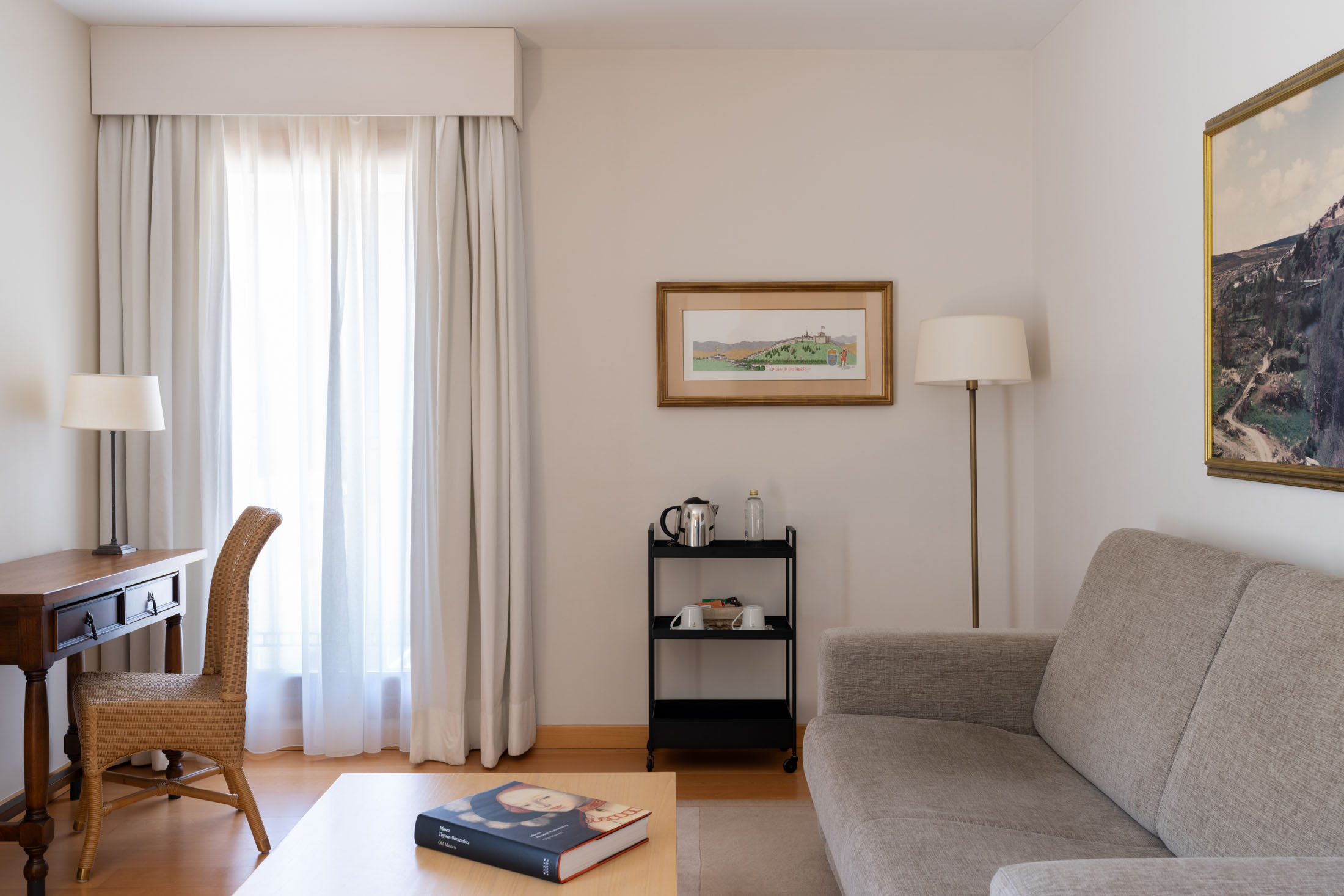 Zona de descanso de habitación doble superior en el Parador de Puebla de Sanabria