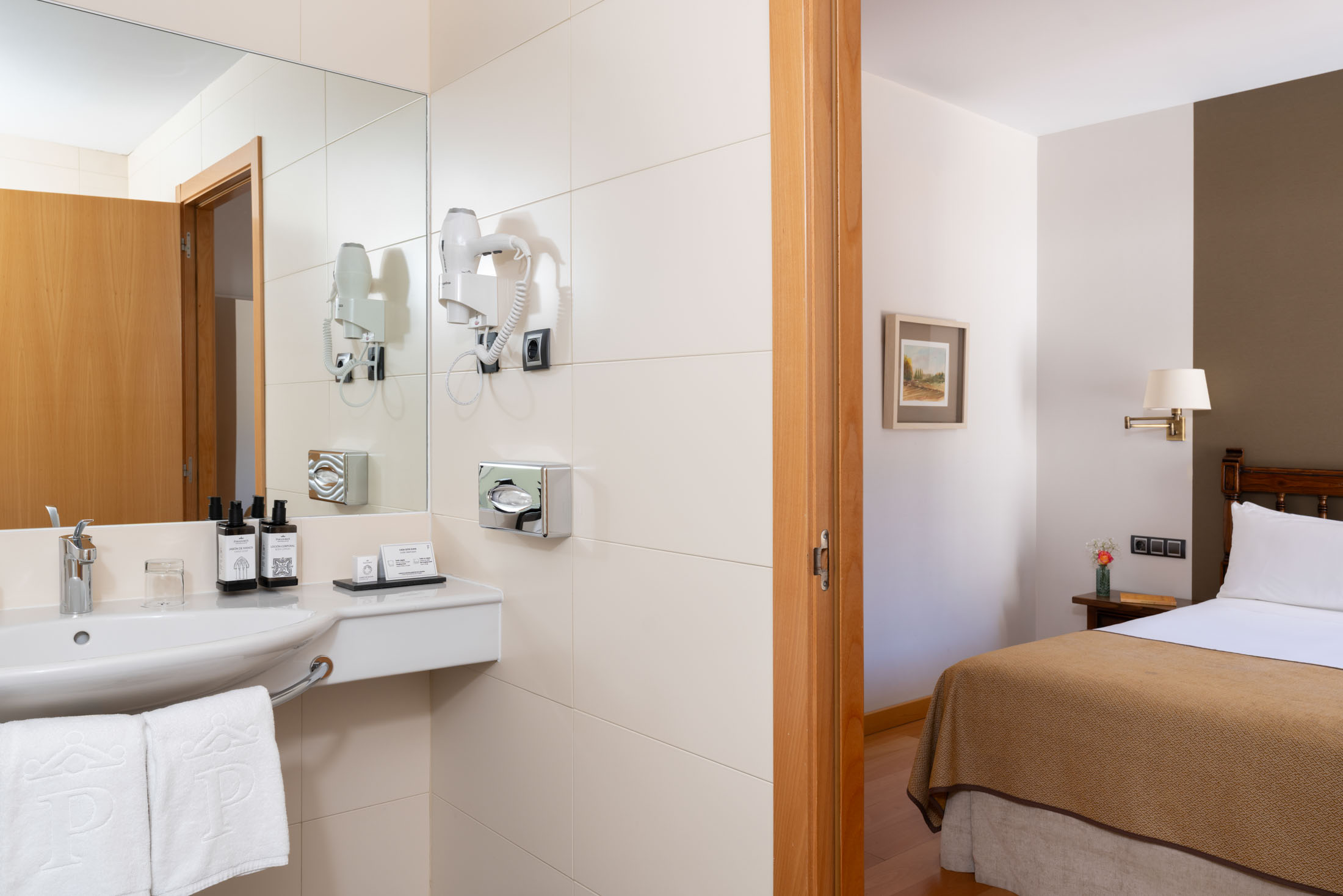 Baño de habitación doble superior en el Parador de Puebla de Sanabria