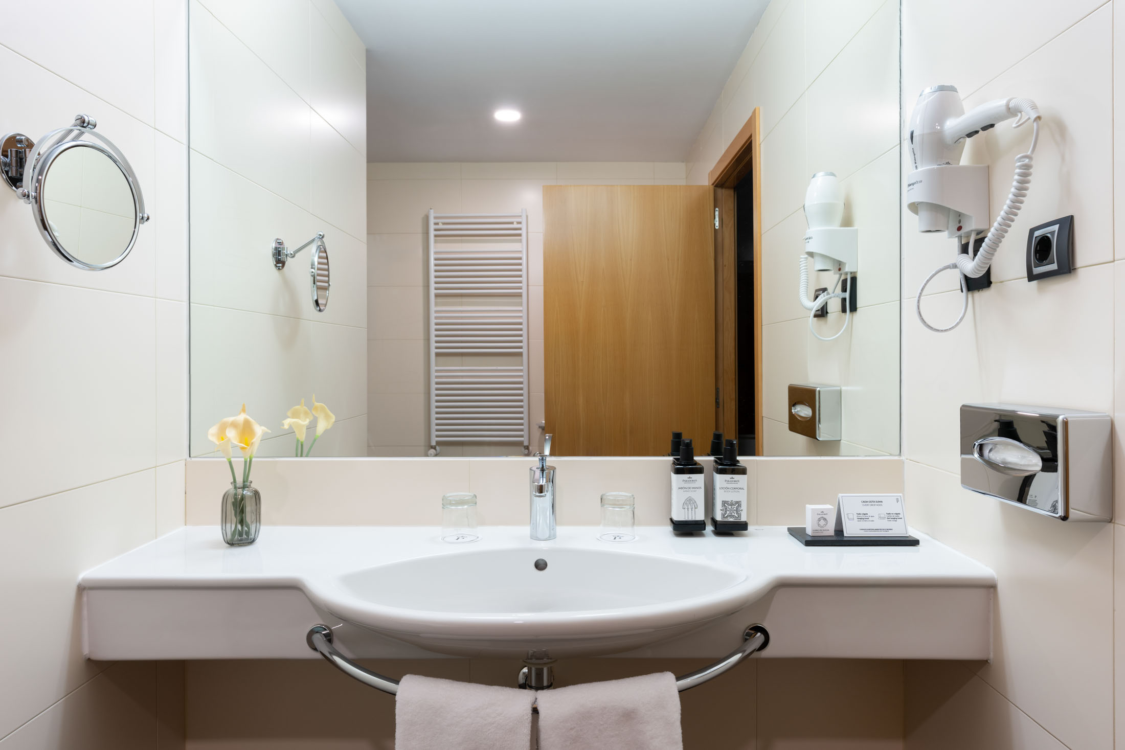 Baño de habitación superior en el Parador de Puebla de Sanabria