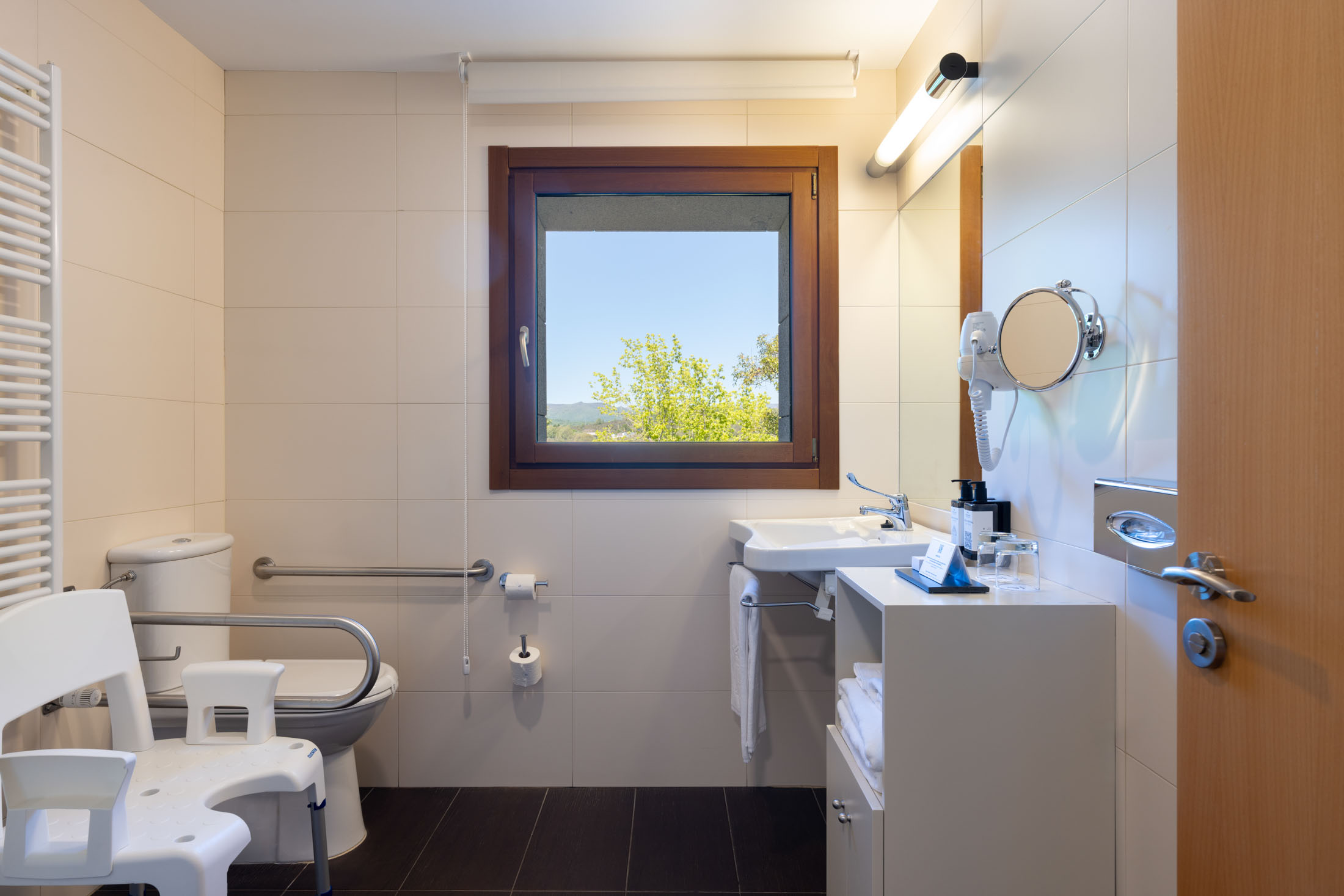 Baño de habitación accesible del Parador de Puebla de Sanabria
