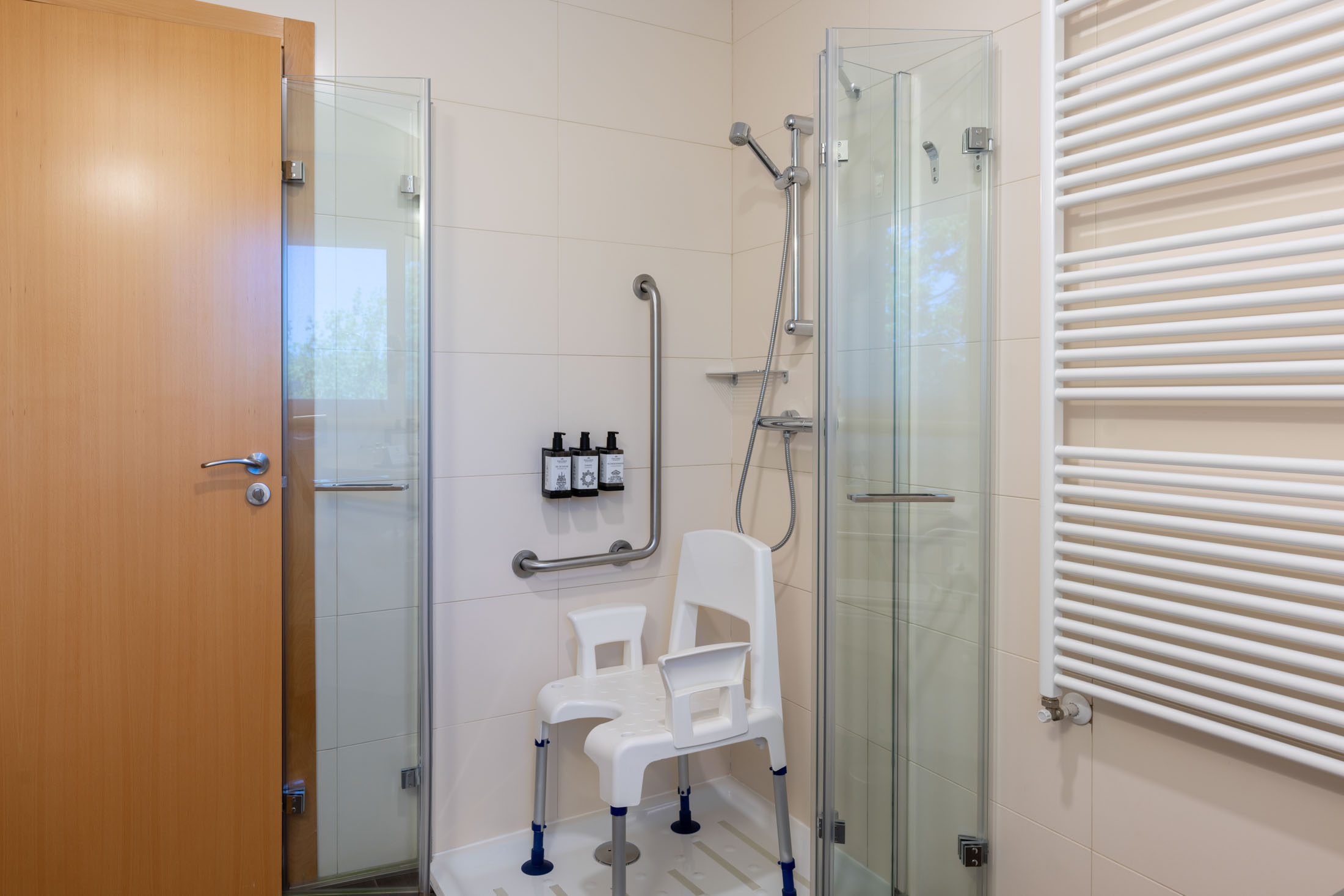 Baño adaptado de habitación accesible del Parador de Puebla de Sanabria