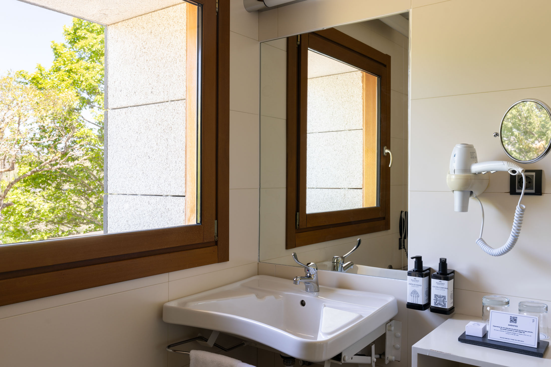 Detalle de baño adaptado de habitación accesible del Parador de Puebla de Sanabria