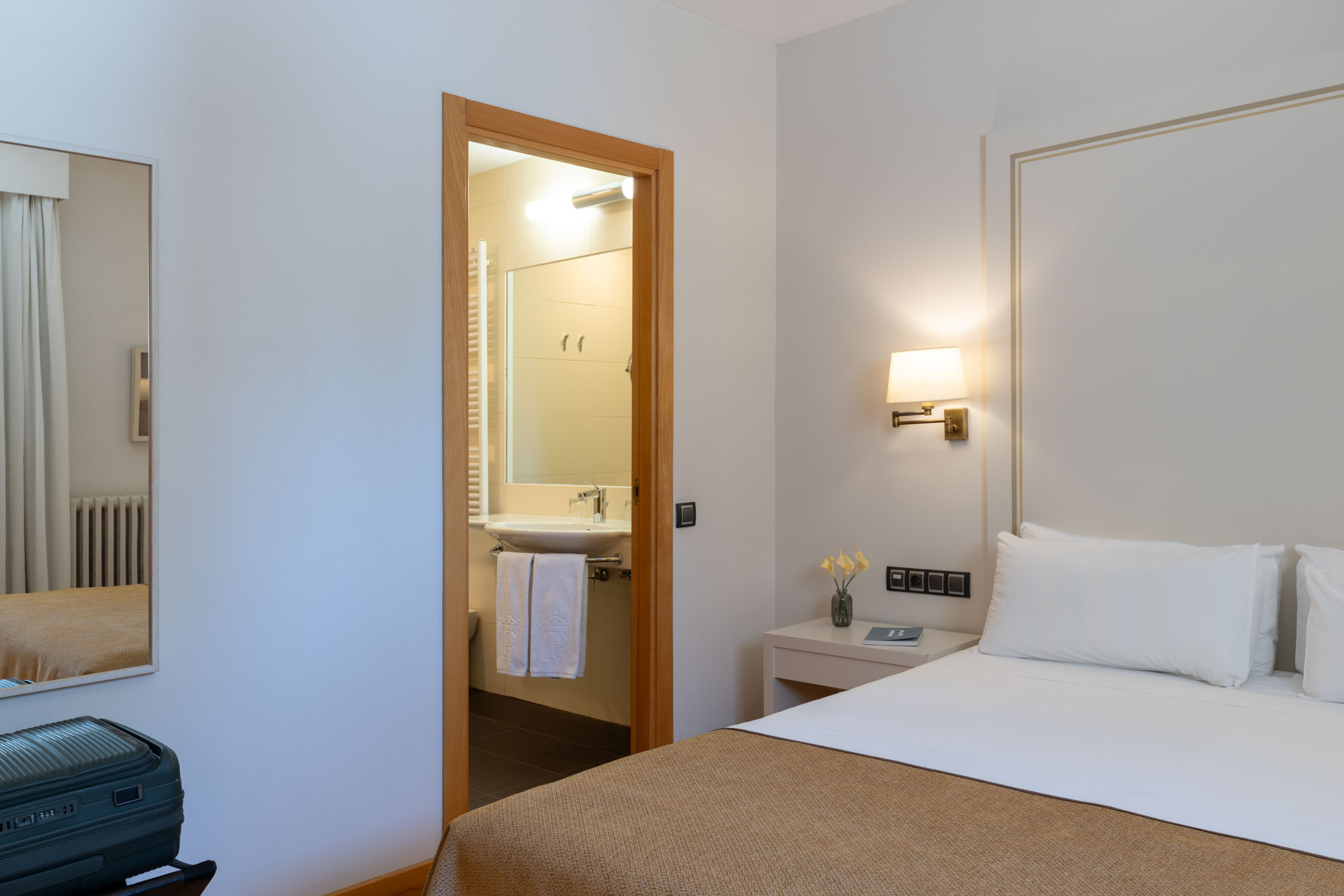 Acceso al baño de habitación doble estándar en el Parador de Puebla de Sanabria