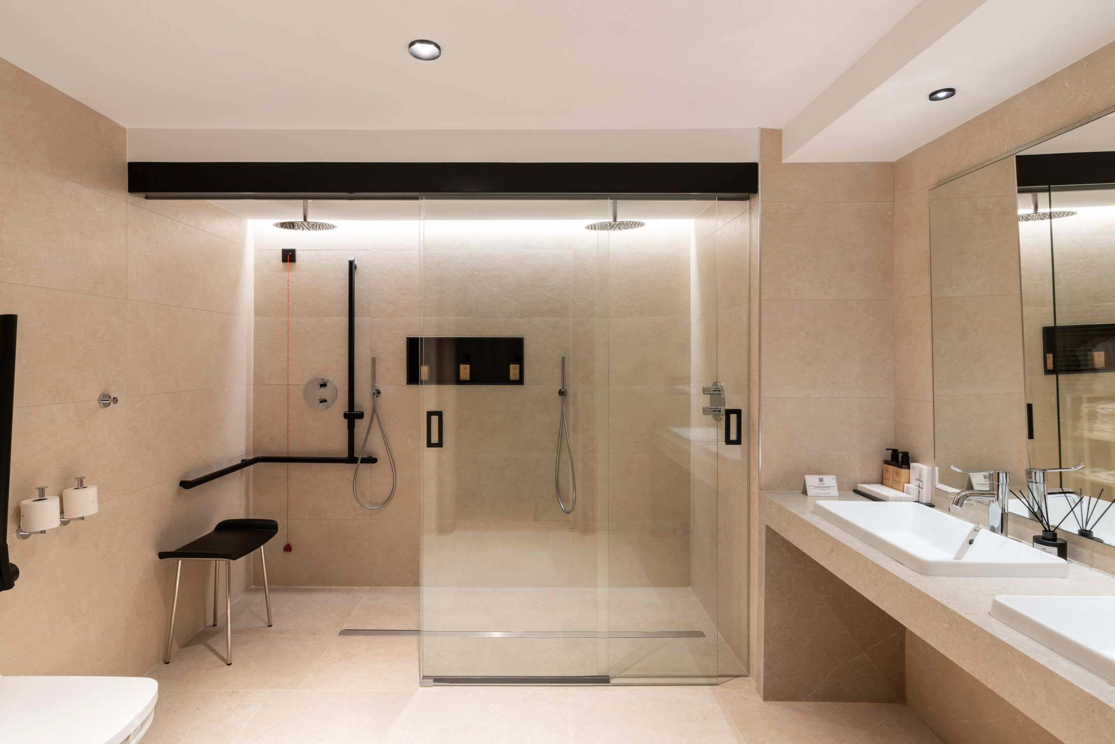 Baño de habitación accesible del Parador de Santillana Altamira