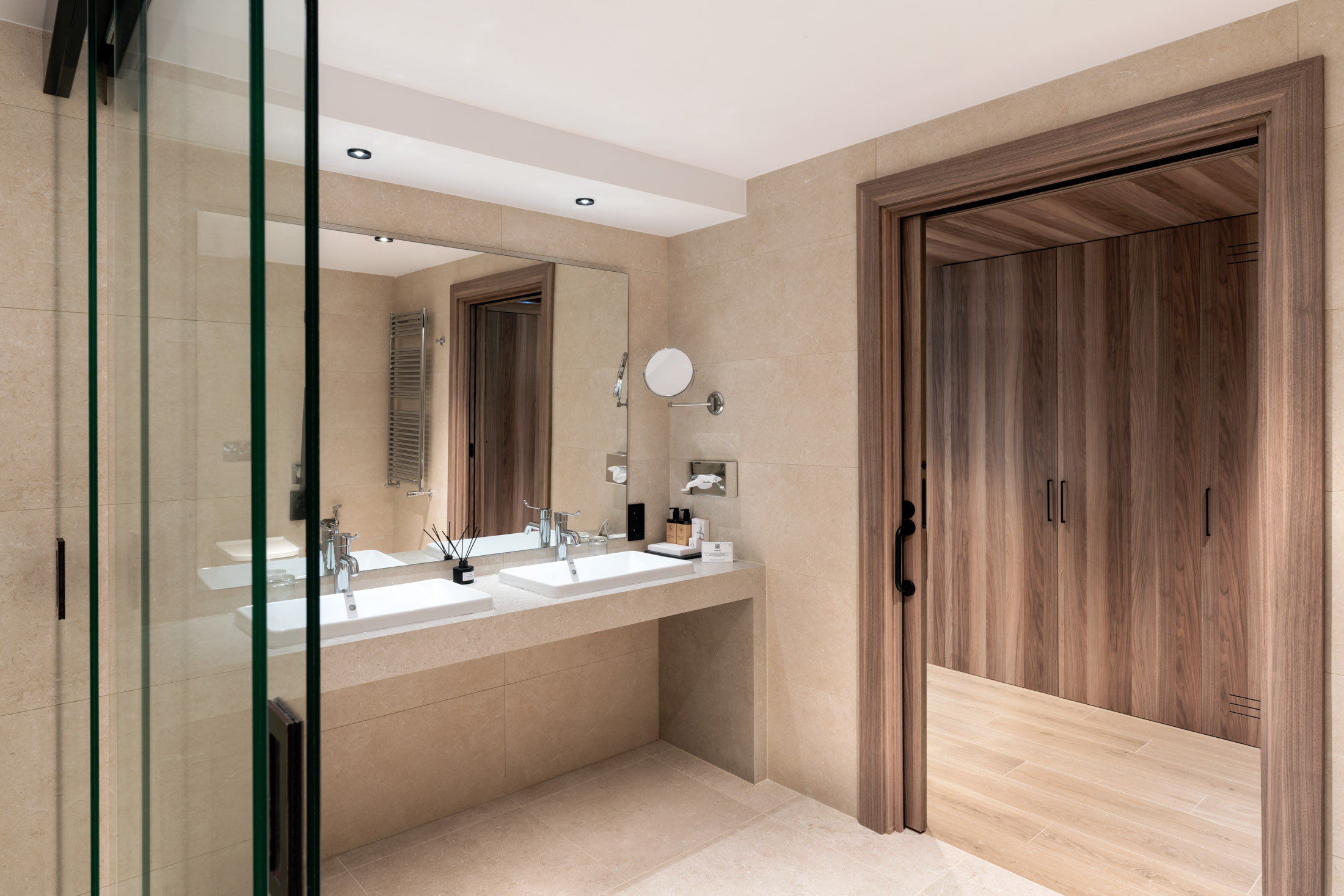 Baño de habitación doble accesible del Parador de Santillana Altamira