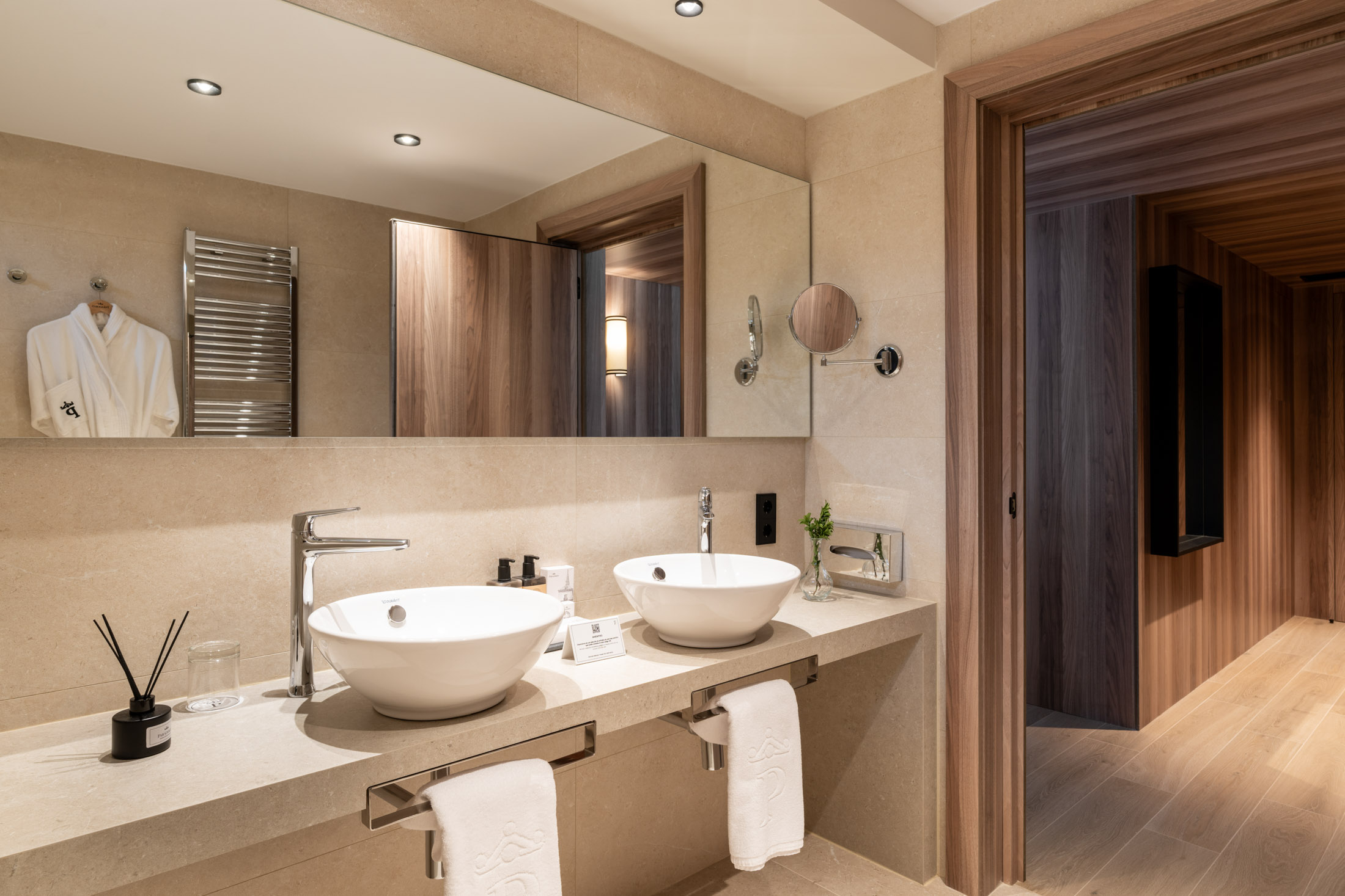 Baño de habitación superior del Parador de Santillana Altamira