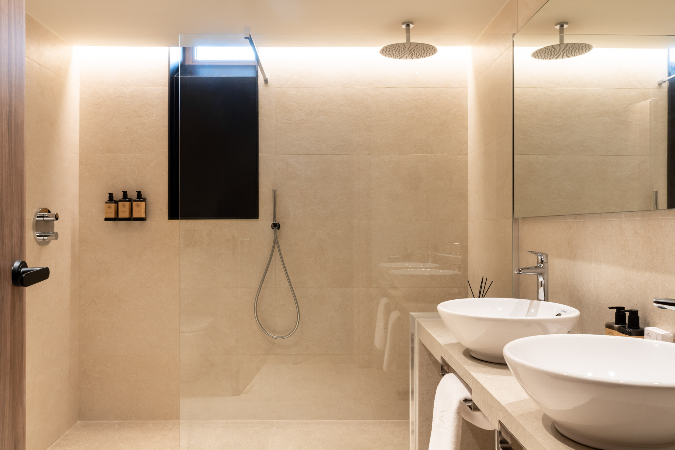 Baño de habitación superior doble del Parador de Santillana Altamira