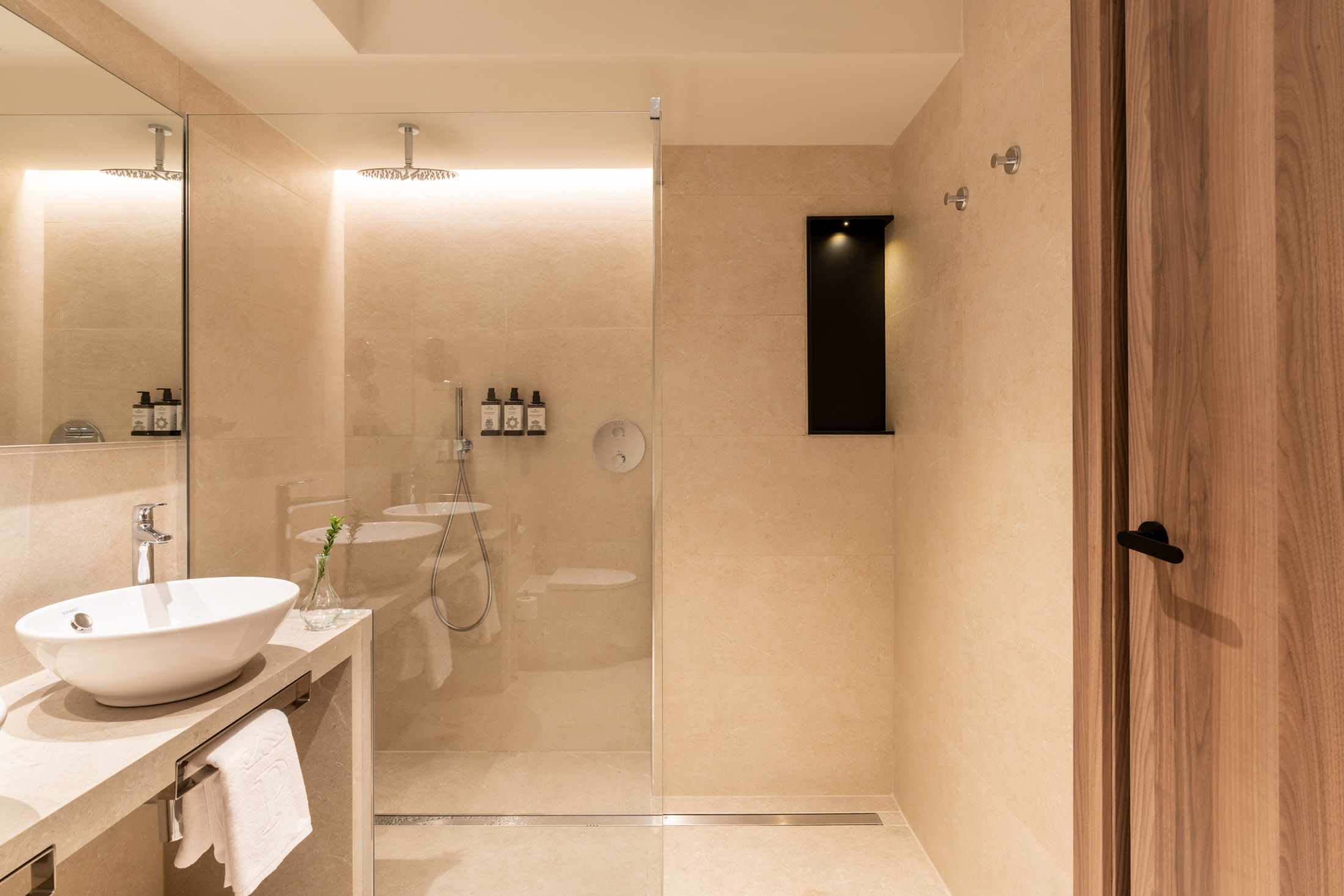 Baño de Habitación estándar con dos camas del Parador de Santillana Altamira