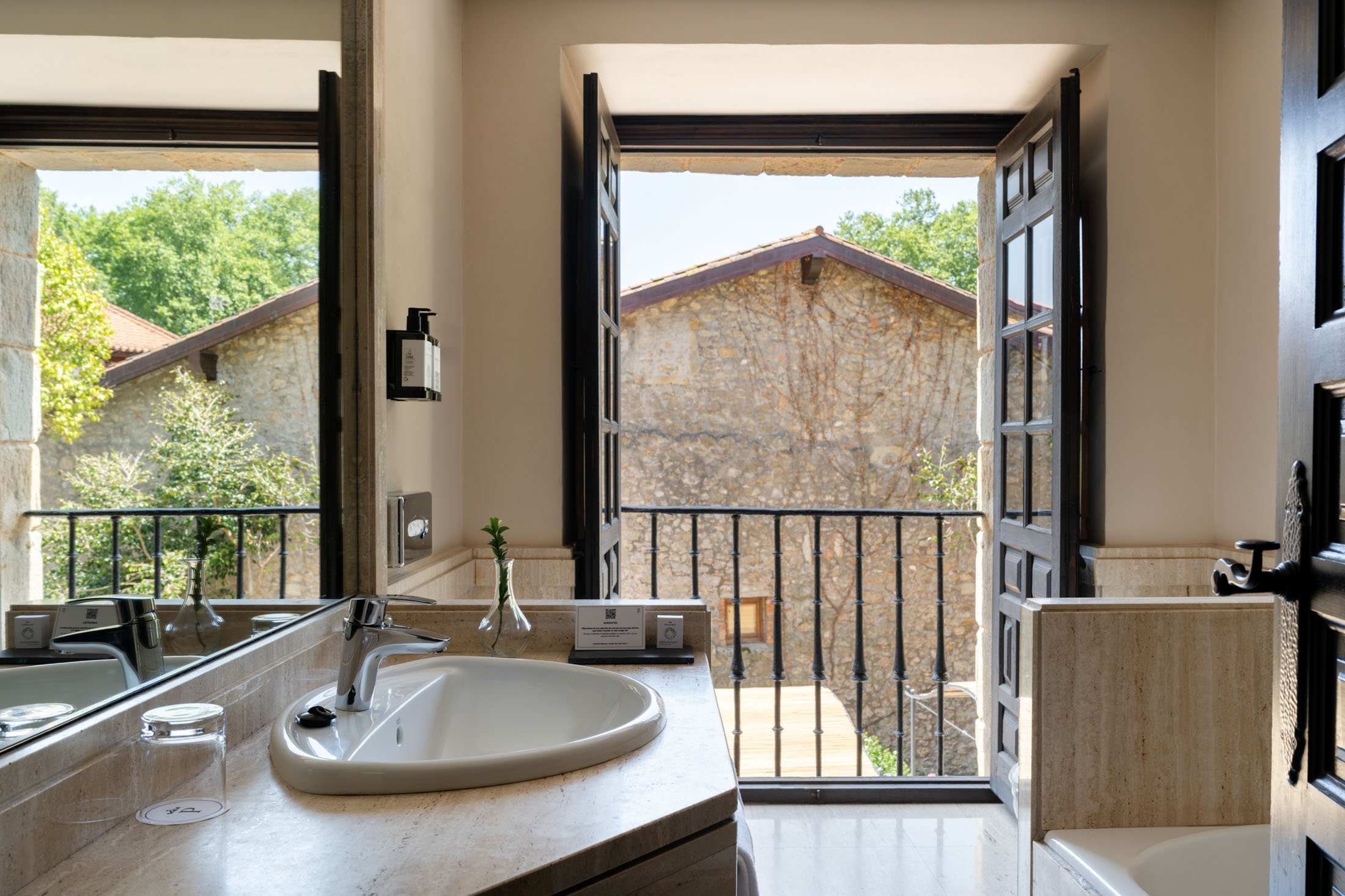 Baño de habitación estándar del Parador de Santillana Gil Blas