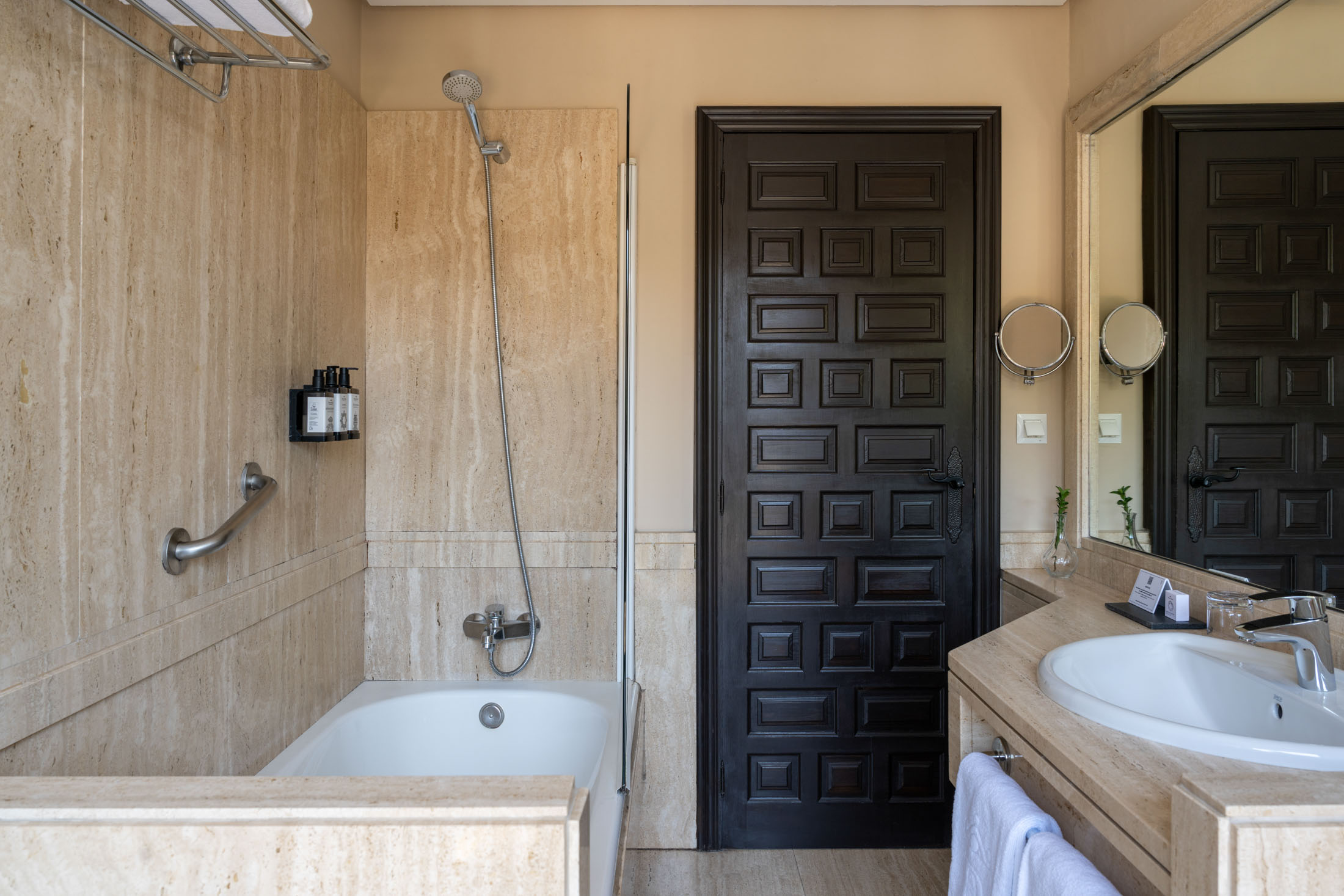 Baño de habitación estándar doble del Parador de Santillana Gil Blas