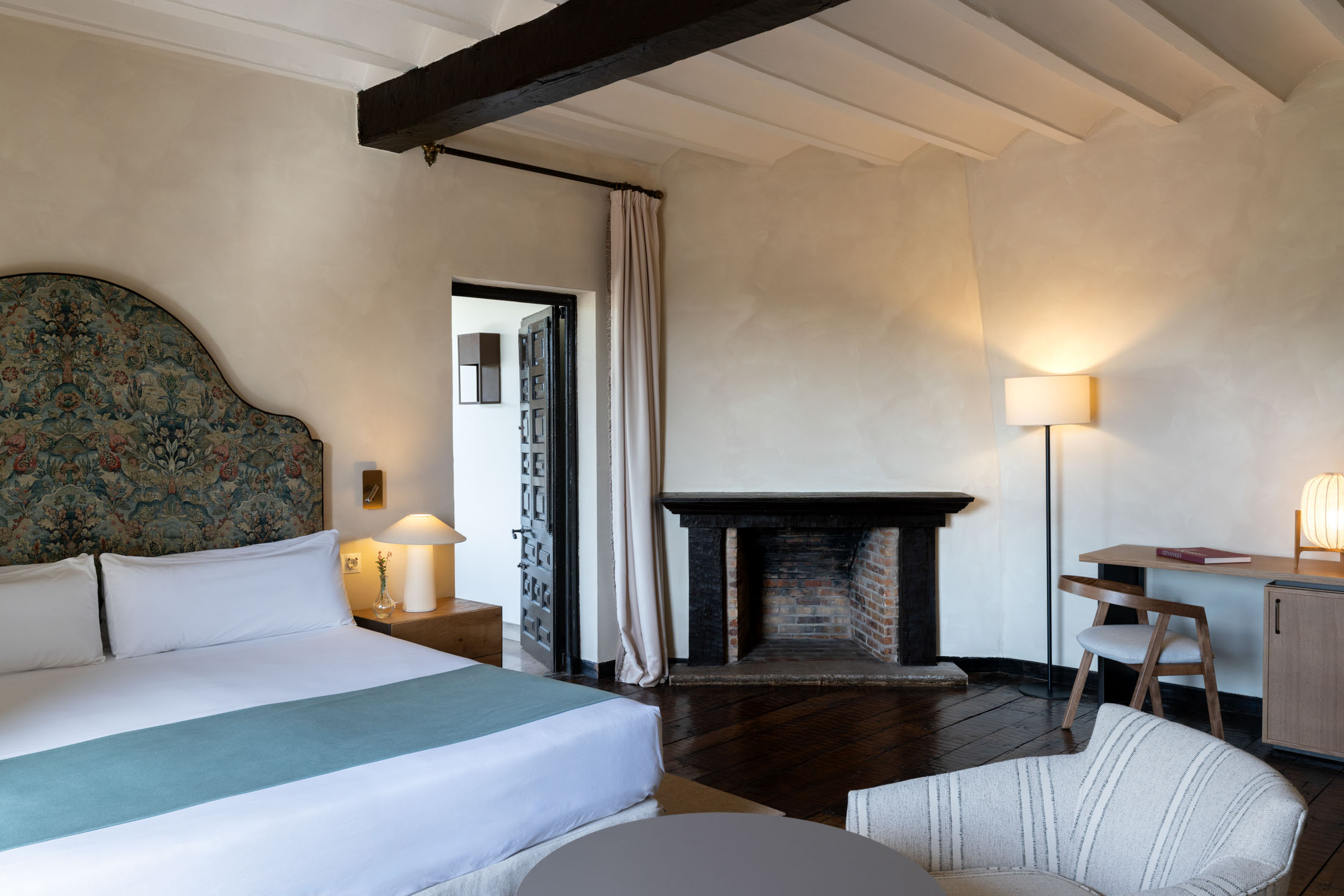 Habitación superior con chimenea en el Parador de Santillana Gil Blas