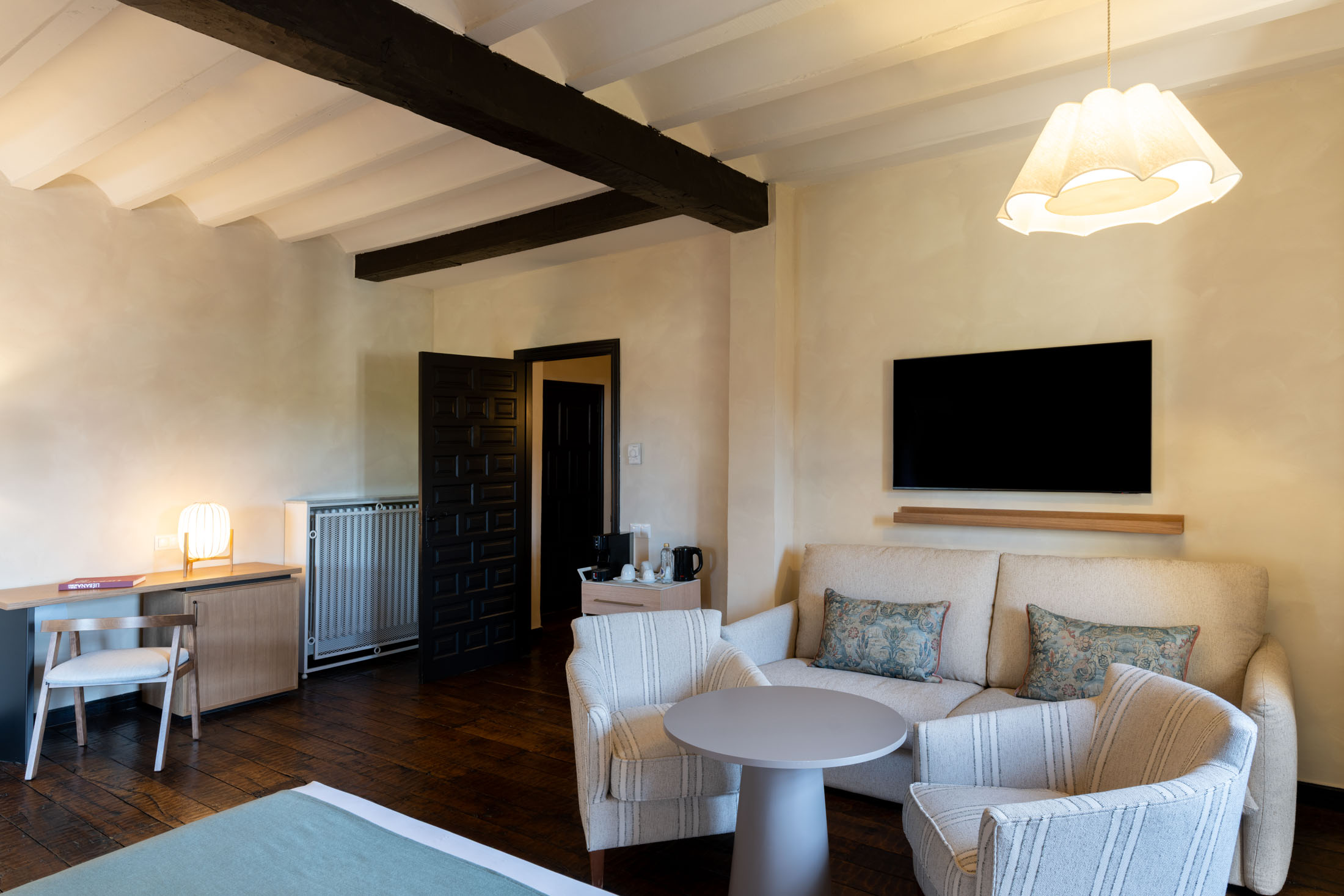 Zona de descanso de habitación superior en el Parador de Santillana Gil Blas