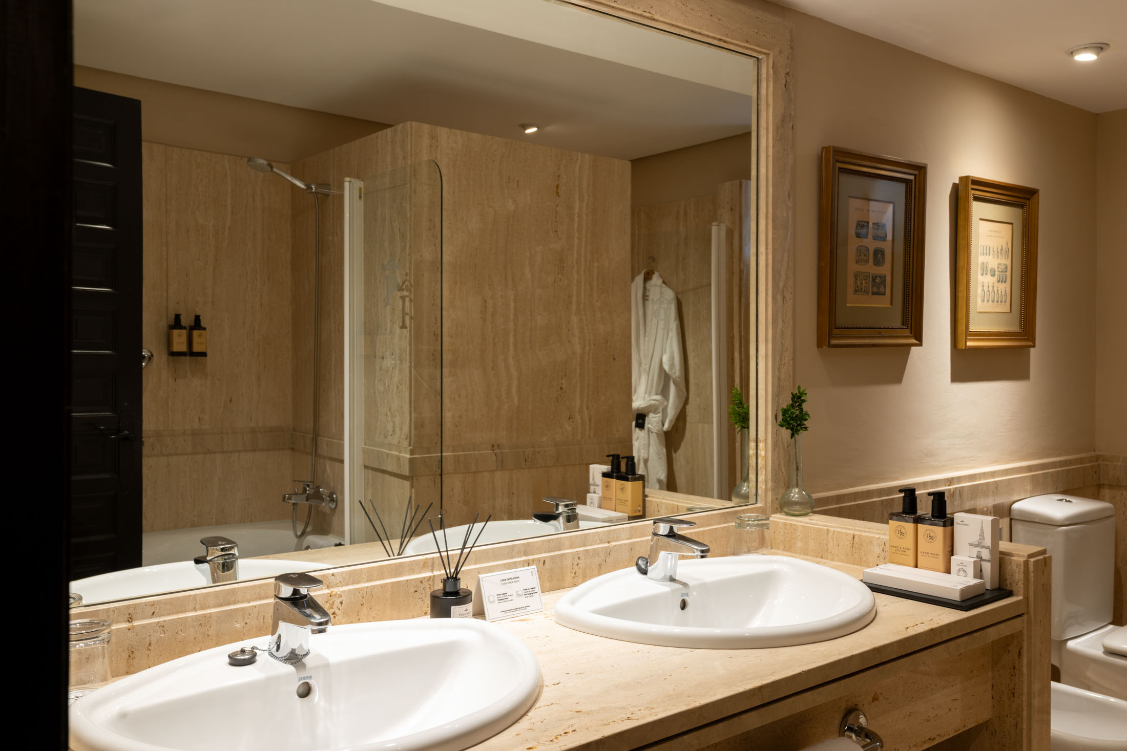 Baño de habitación superior en el Parador de Santillana Gil Blas