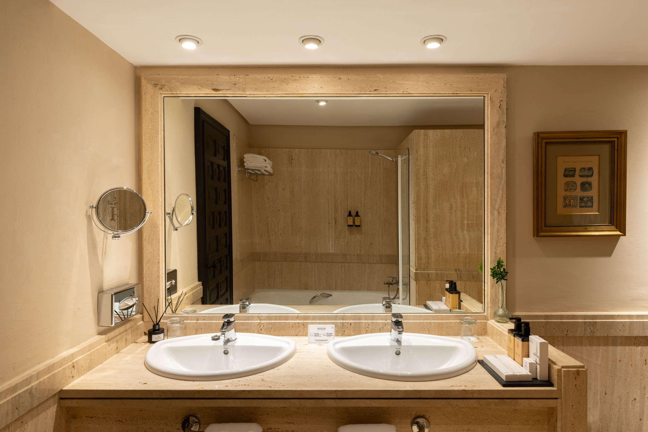 Baño de habitación superior doble en el Parador de Santillana Gil Blas