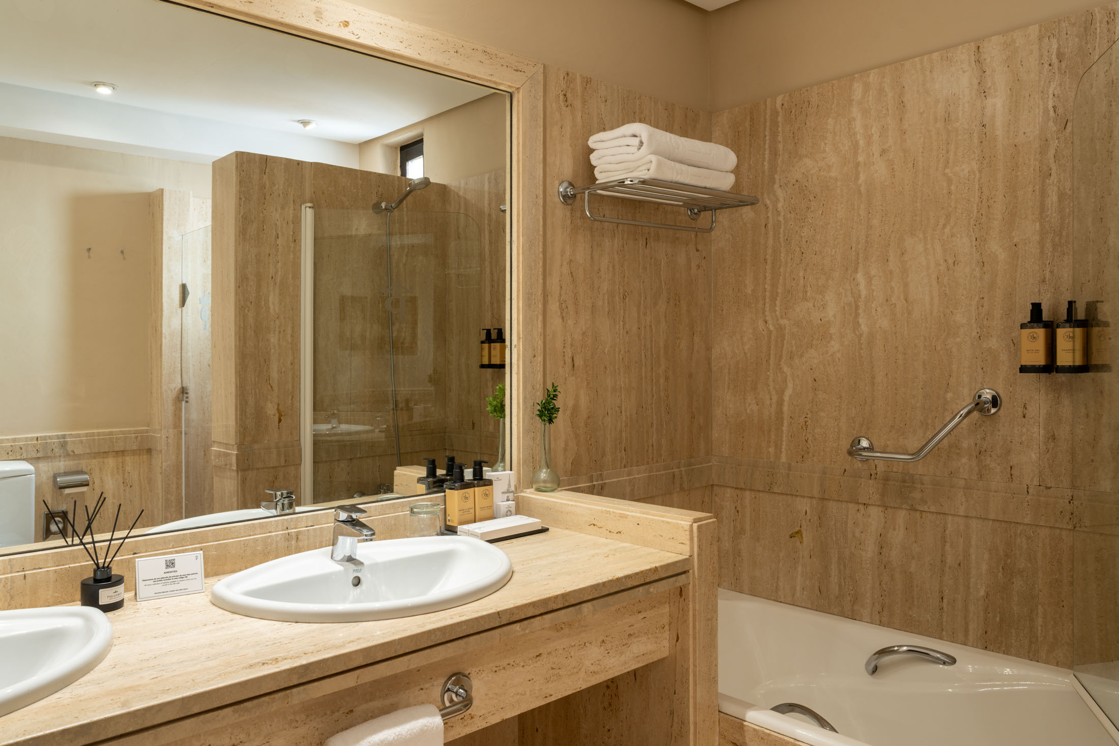 Baño de junior suite del Parador de Santillana Gil Blas
