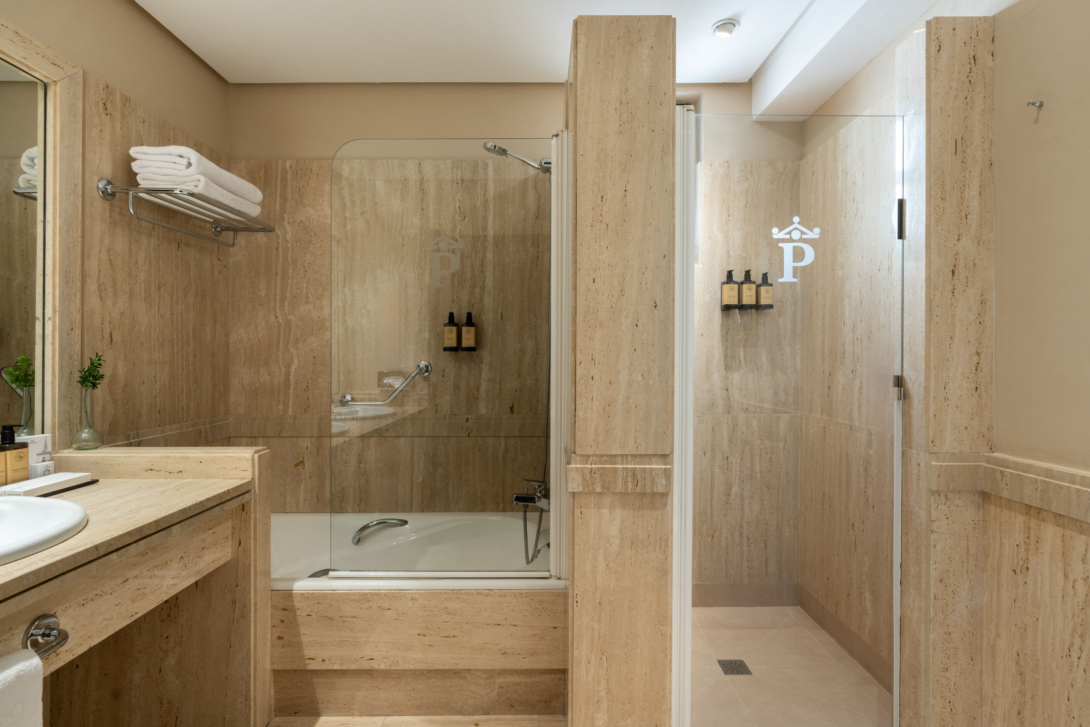 Baño de habitación junior suite del Parador de Santillana Gil Blas