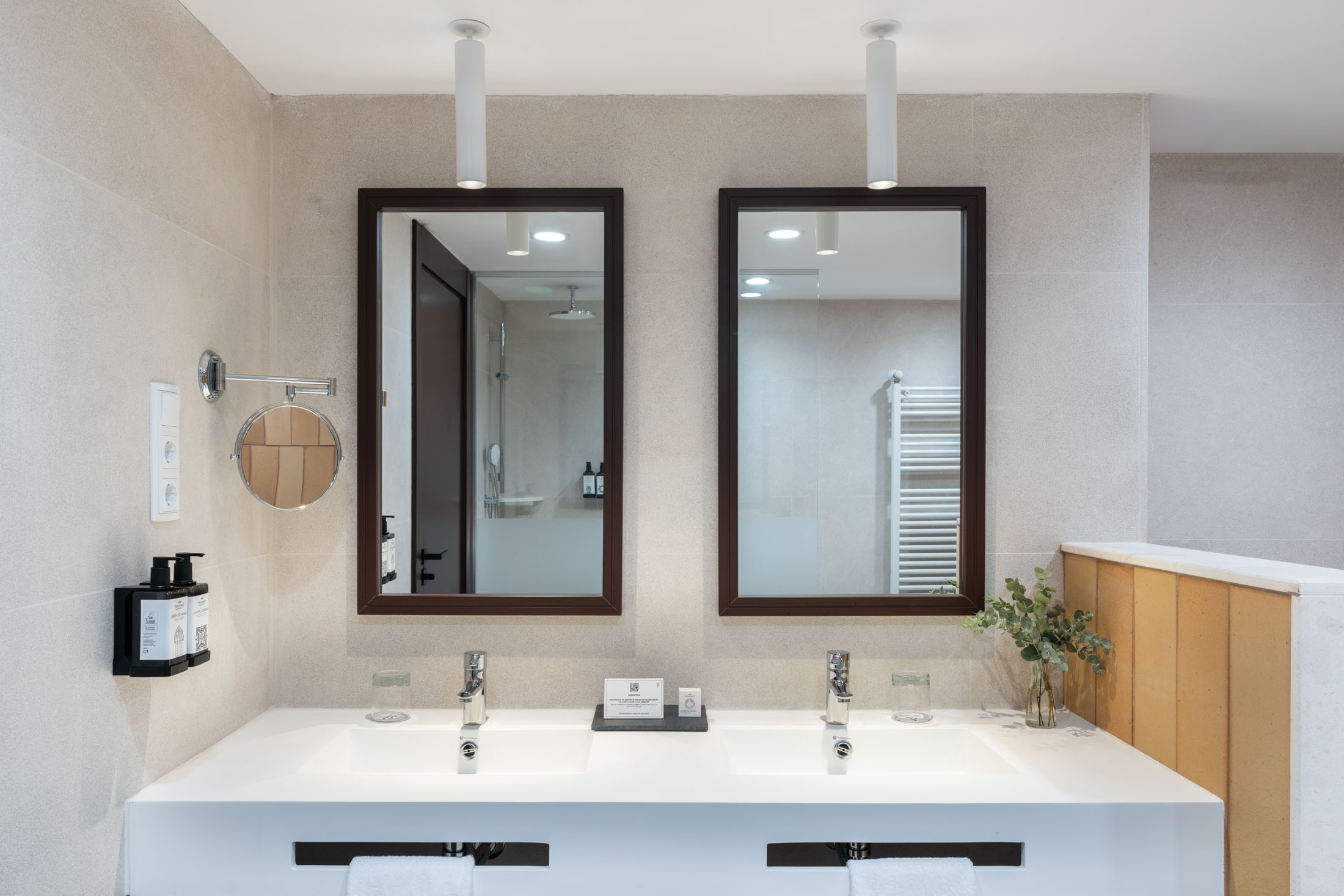 Baño de habitación estándar del Parador de Sigüenza