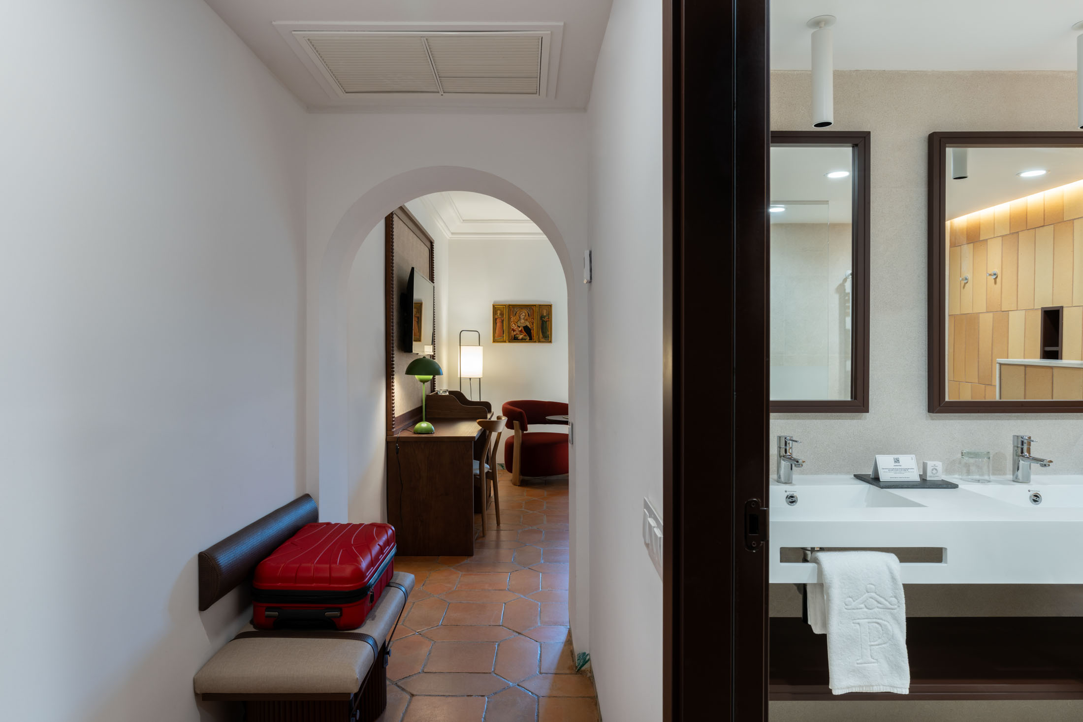 Acceso a habitación estándar del Parador de Sigüenza