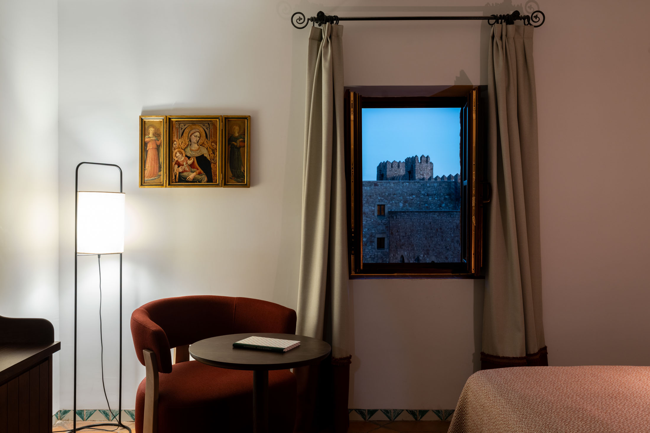 Detalle de ventana de habitación estándar del Parador de Sigüenza