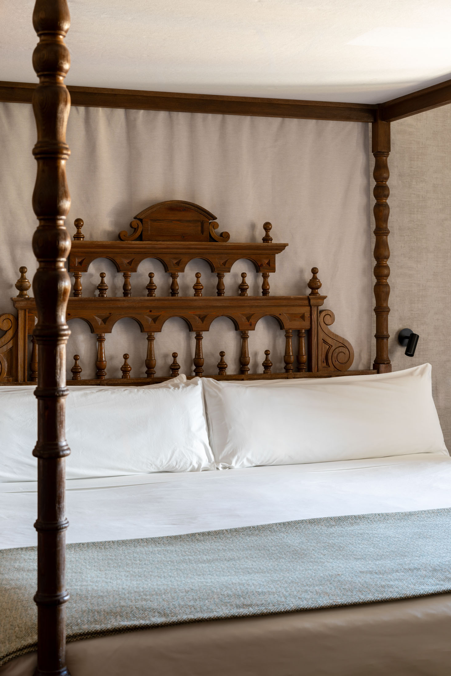 Detalle de cama con dosel de junior suite del Parador de Sigüenza