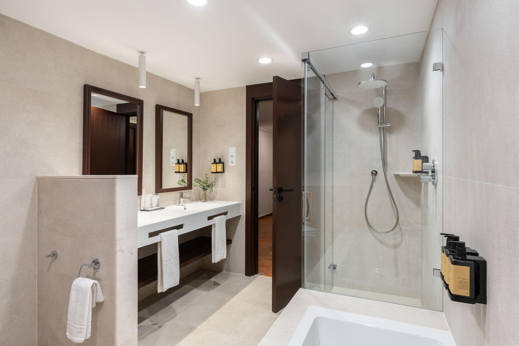 Baño de junior suite del Parador de Sigüenza