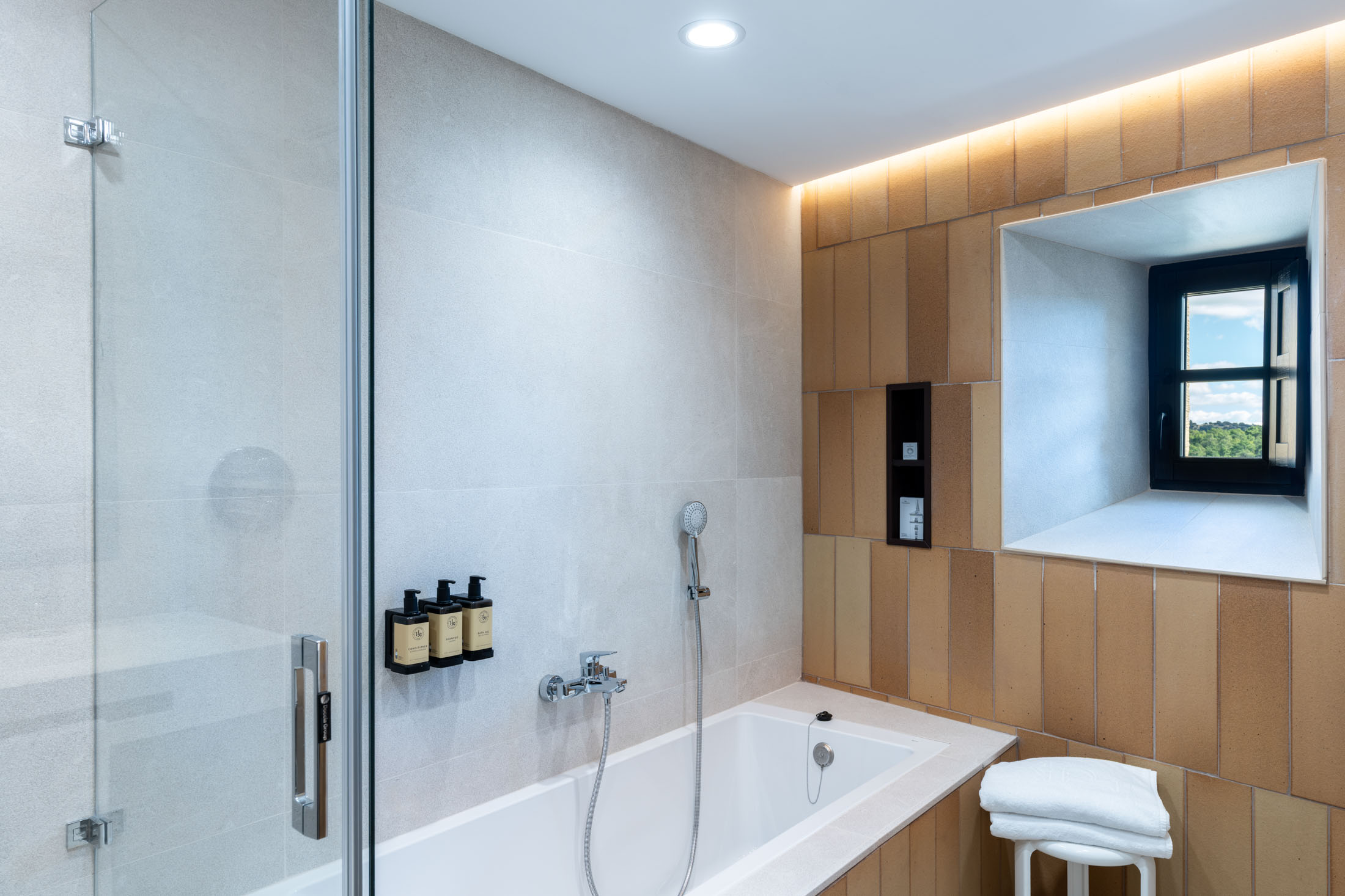 Baño de habitación junior suite del Parador de Sigüenza