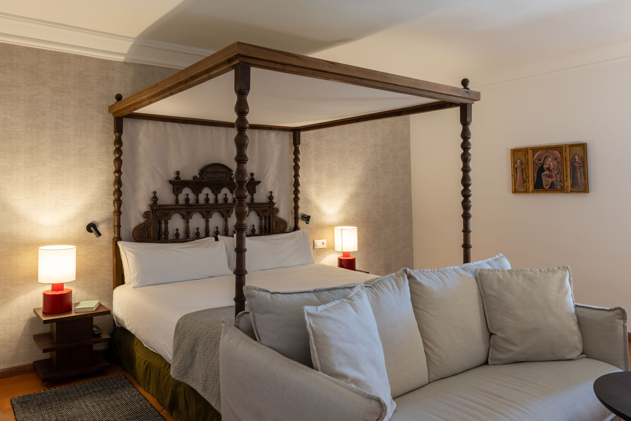 Habitación superior con cama con dosel del Parador de Sigüenza