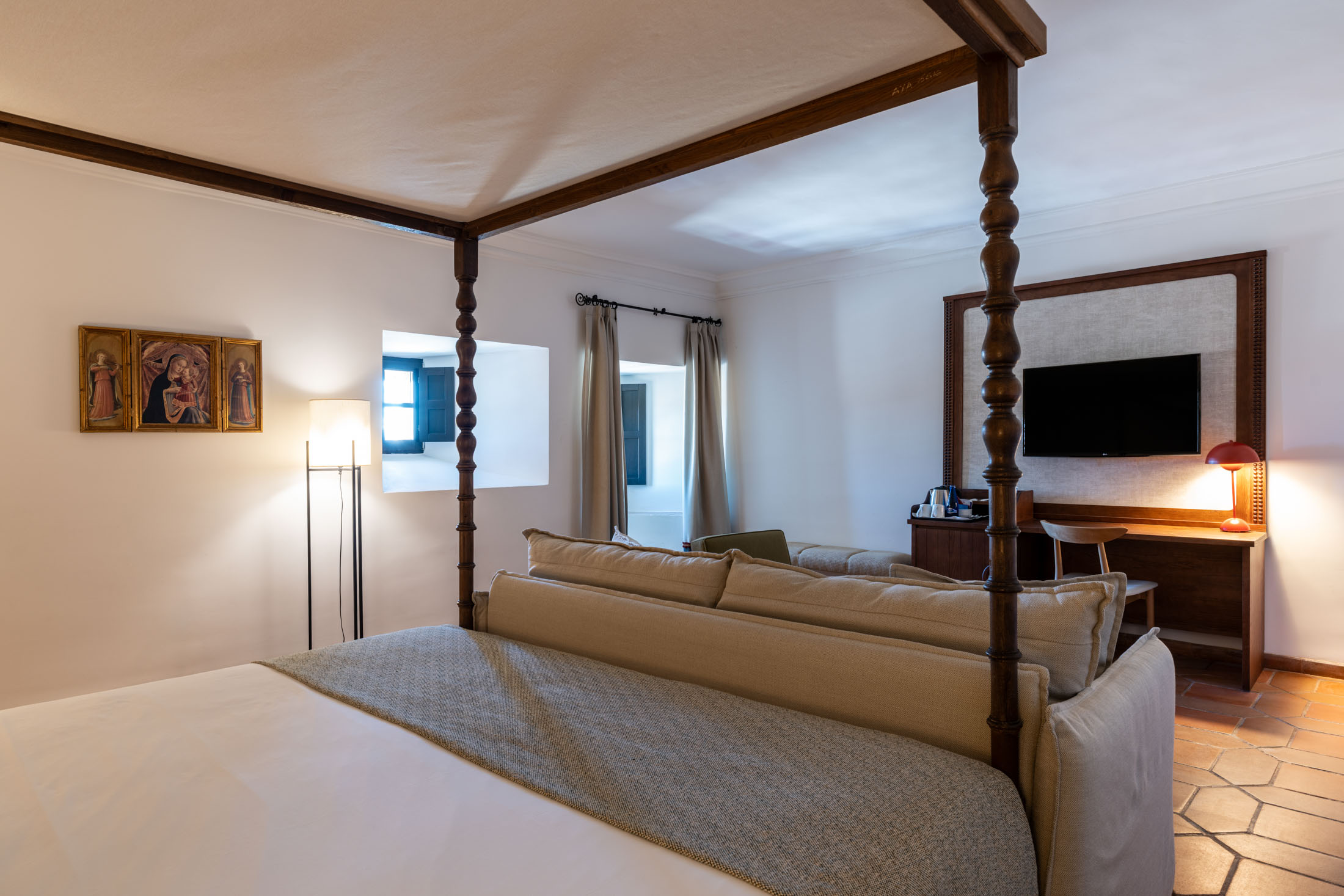 Cama con dosel de habitación superior del Parador de Sigüenza