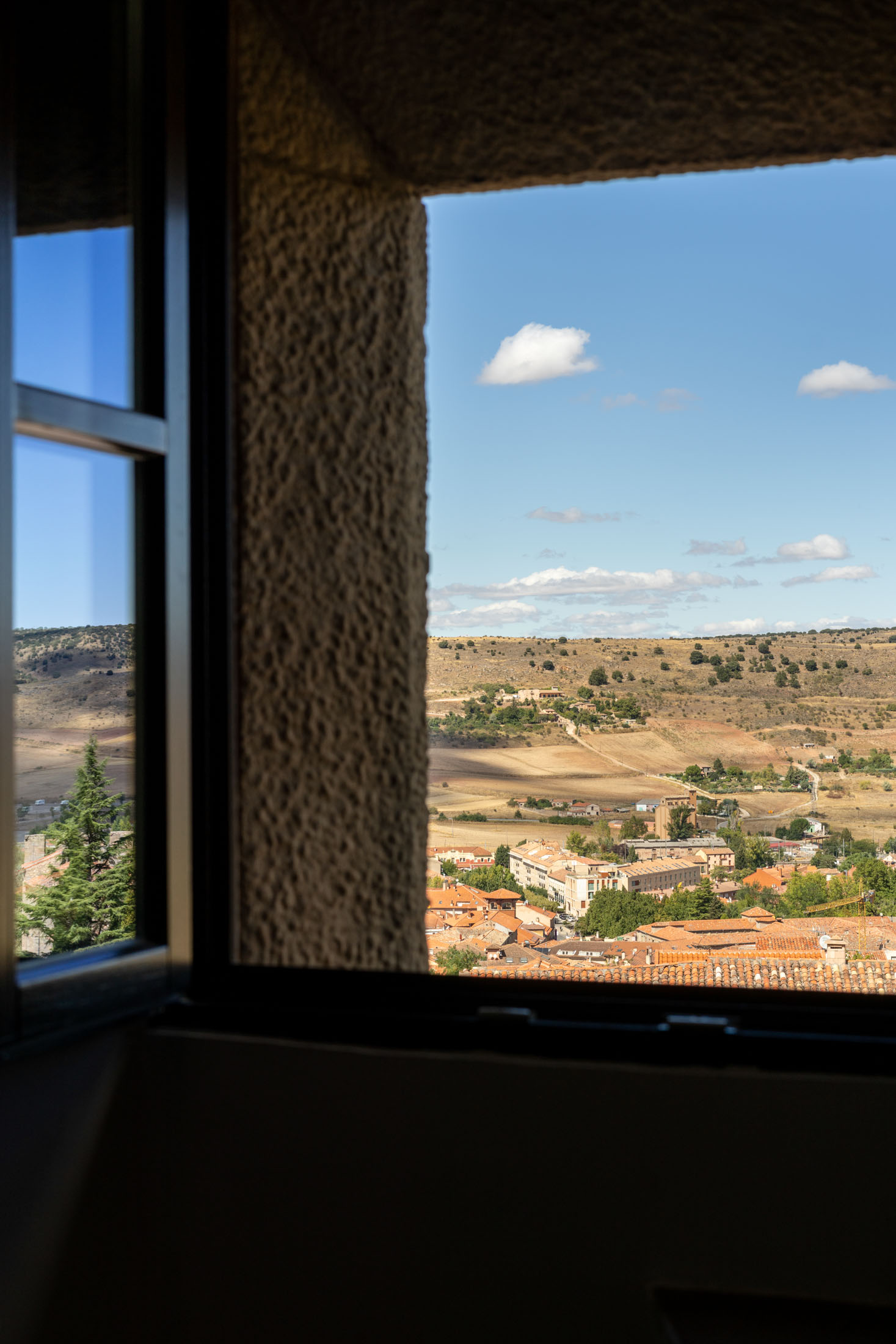 Ventana de habitación superior del Parador de Sigüenza