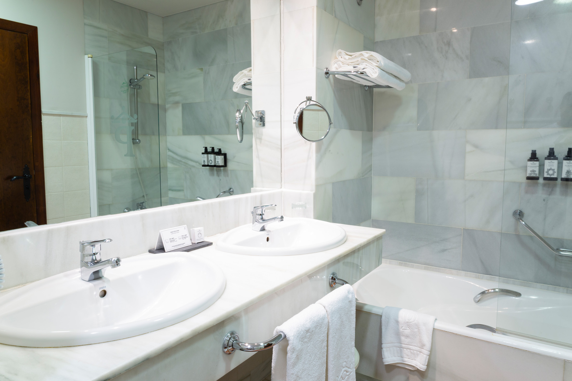 Baño de habitación estándar del Parador de Tordesillas