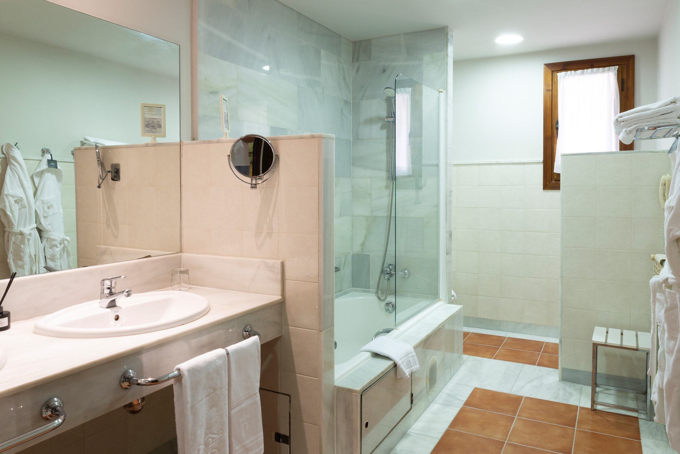 Baño de Junior suite del Parador de Tordesillas