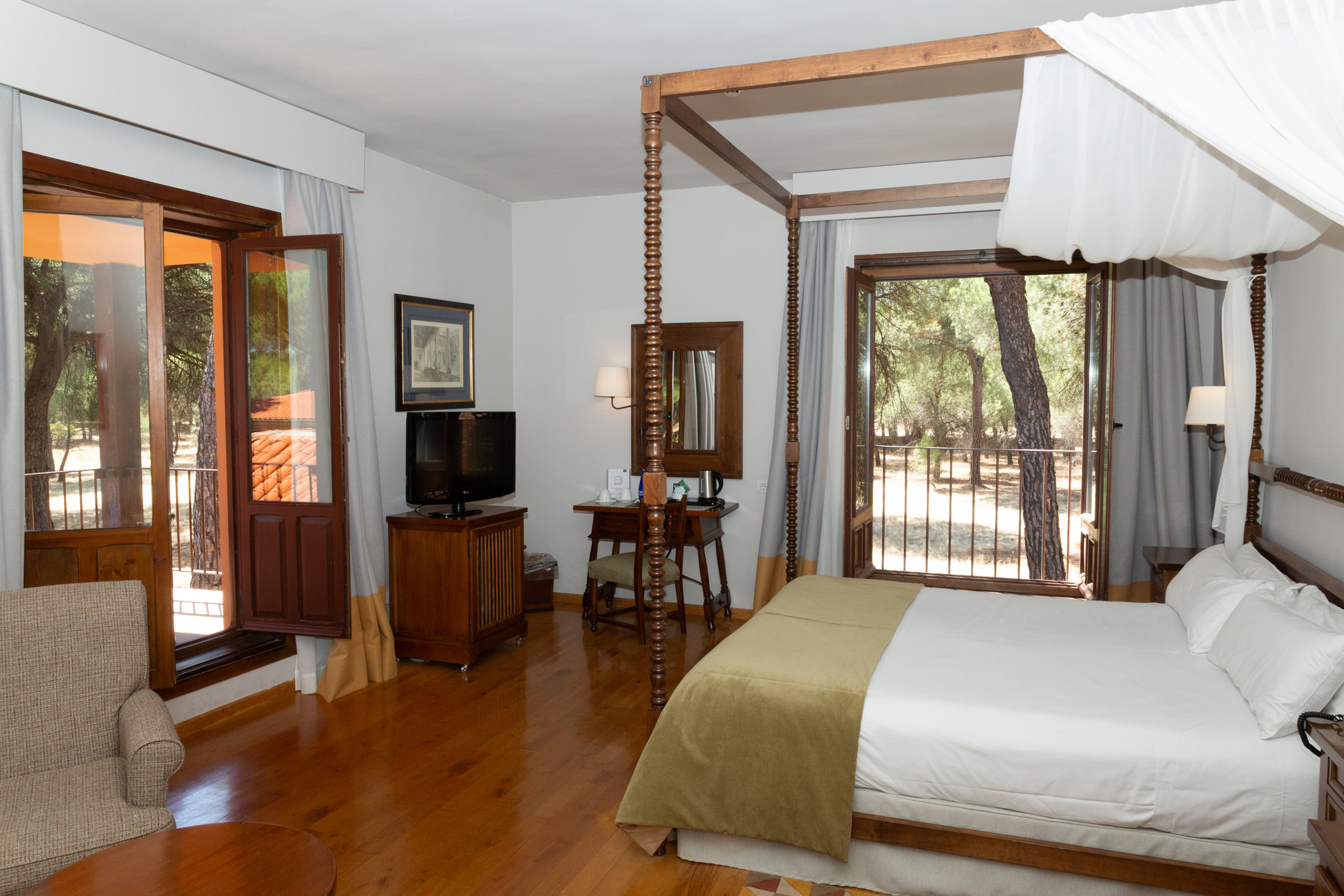 Vista general de habitación superior con cama con dosel en el Parador de Tordesillas