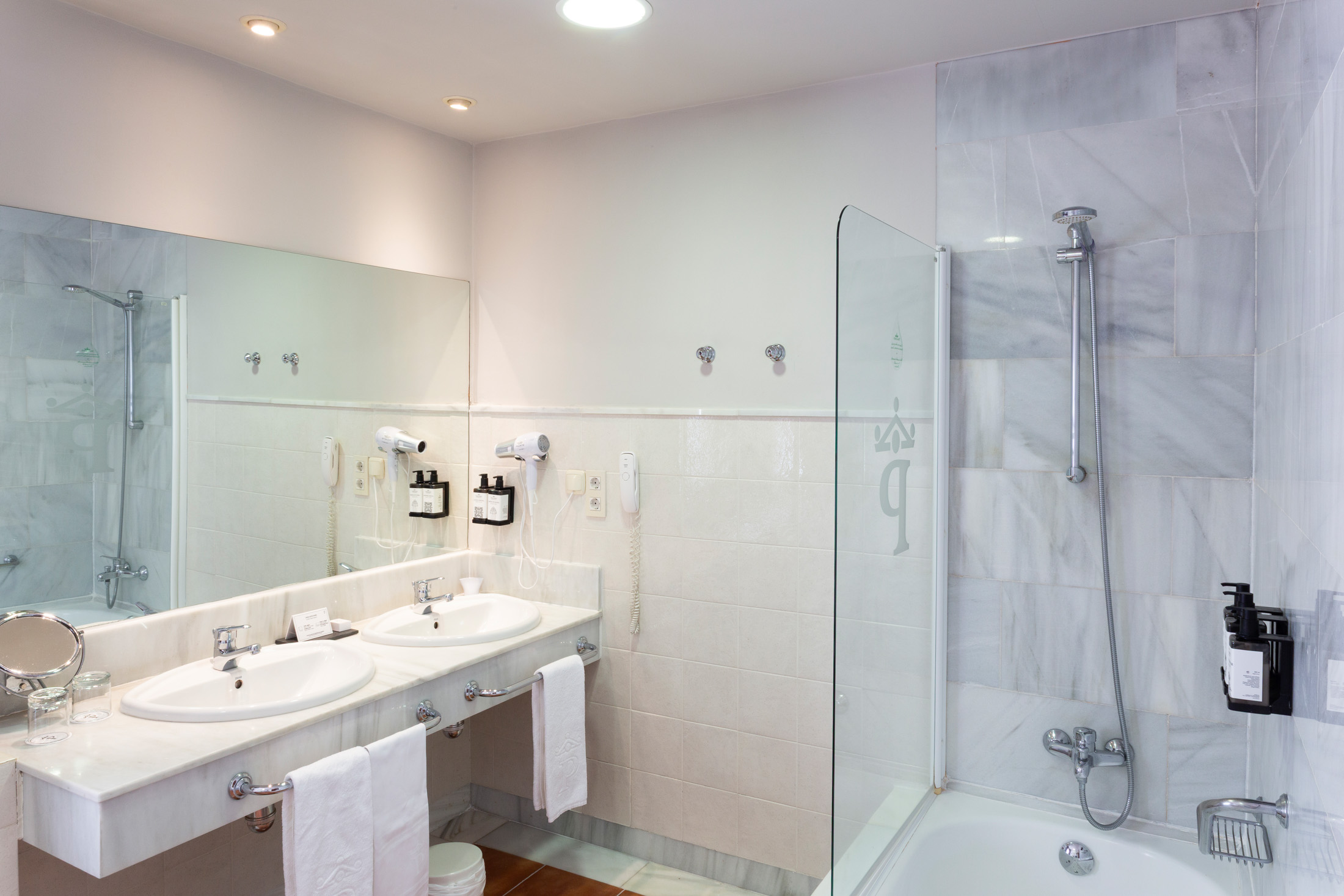 Baño de habitación superior en el Parador de Tordesillas